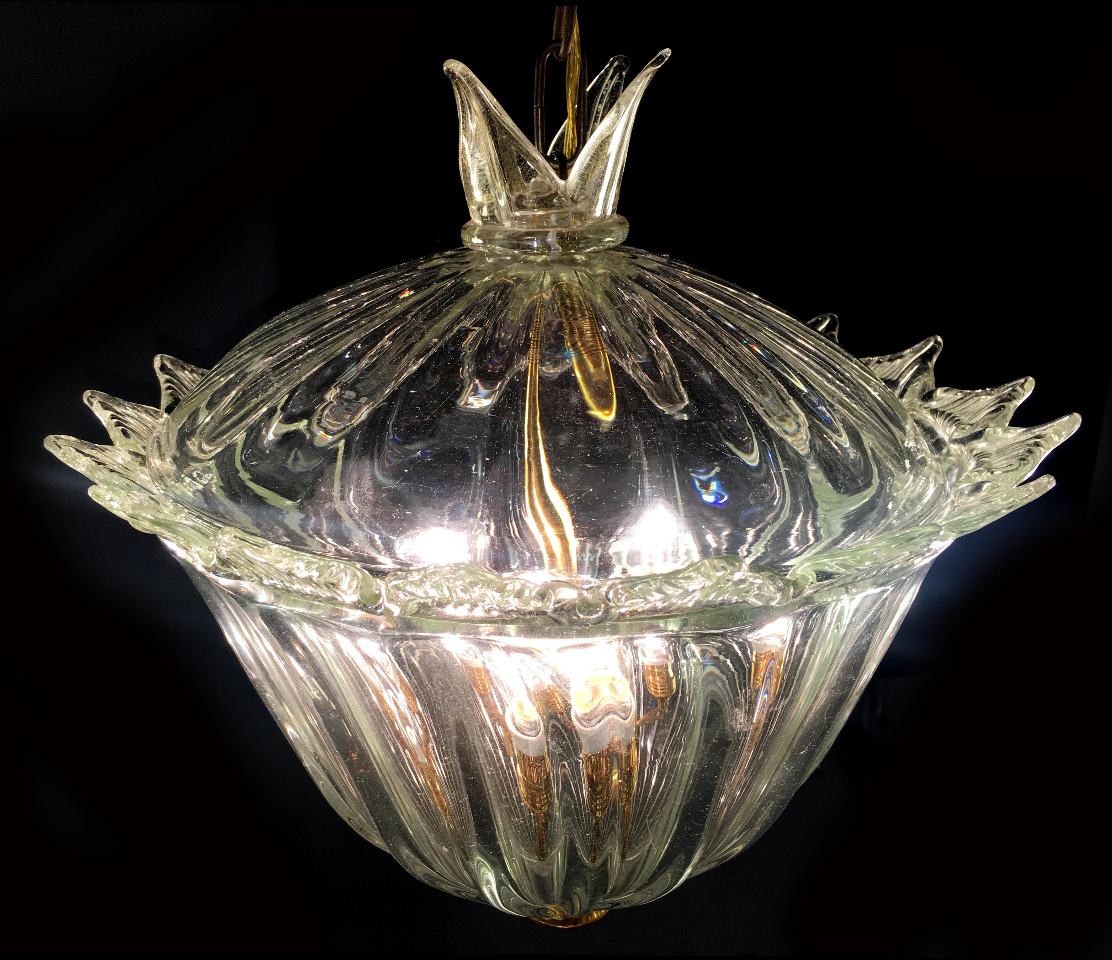 Pièce d'une incroyable beauté en verre massif de Murano avec des inclusions d'or.
