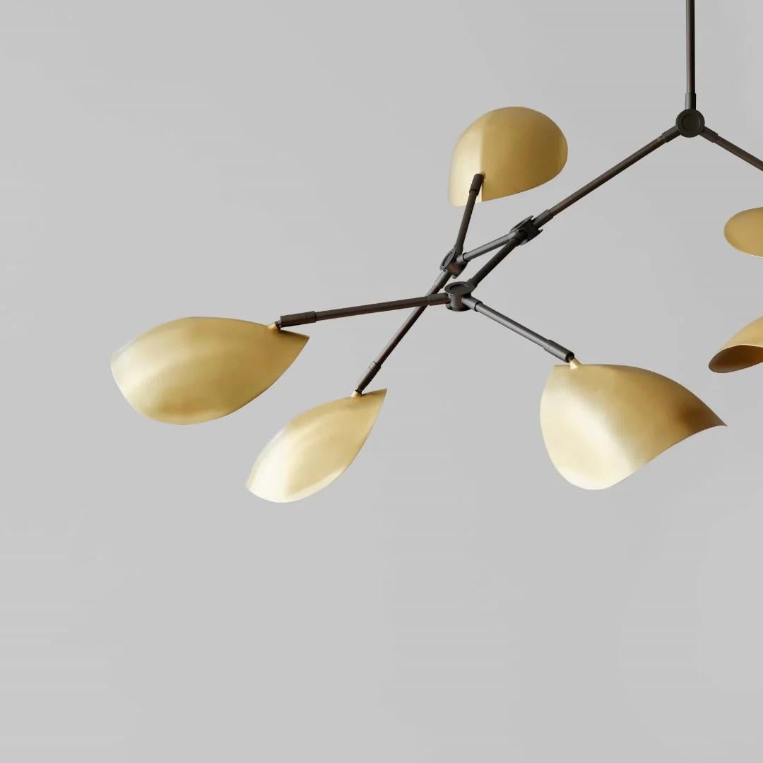 Kronleuchter, großes Modell, messingfarbenes Metall, zeitgenössisches Design.

Zeitgenössischer Kronleuchter mit einem Schirm, der die Lichtquelle je nach Betrachtungswinkel verdeckt oder freigibt und so ein flexibles und künstlerisches