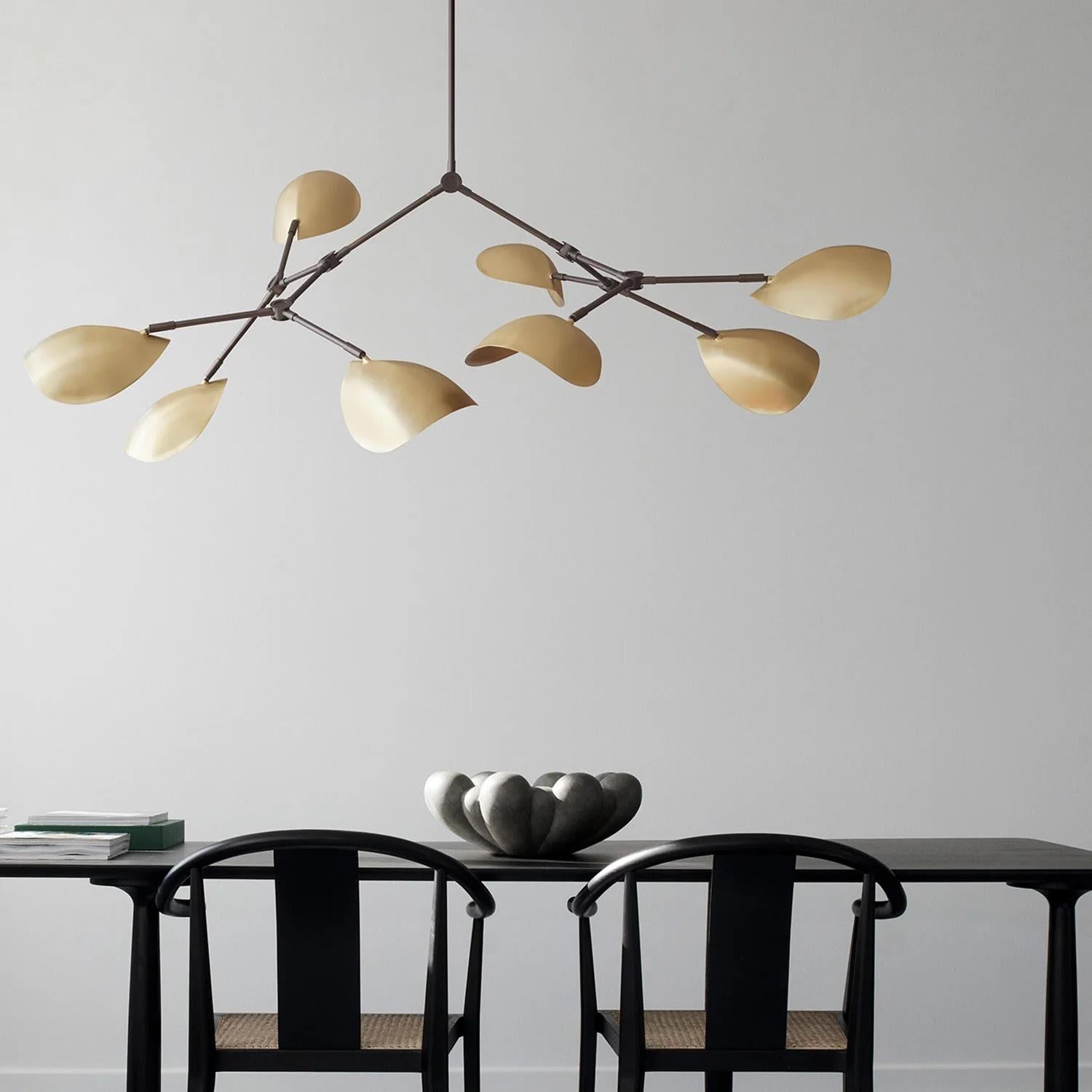 Kronleuchter, großes Modell, messingfarbenes Metall, zeitgenössisches Design. (21. Jahrhundert und zeitgenössisch) im Angebot