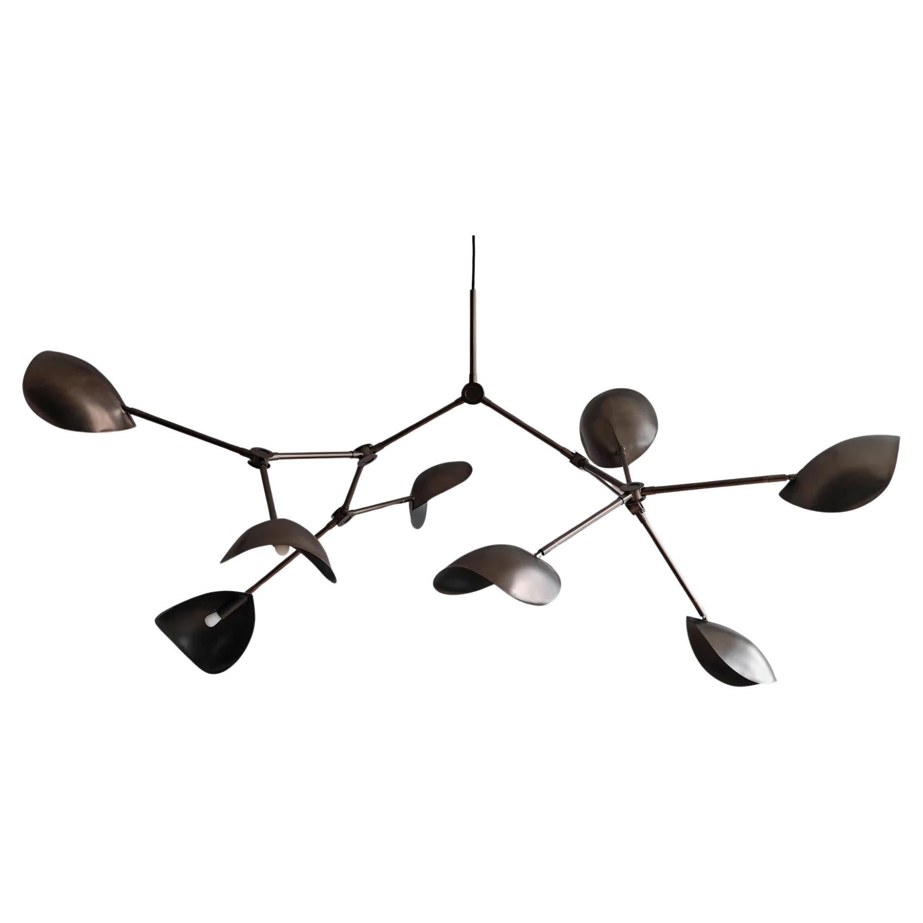 Lámpara de araña, modelo grande, en metal de bronce patinado, obra de arte contemporánea.