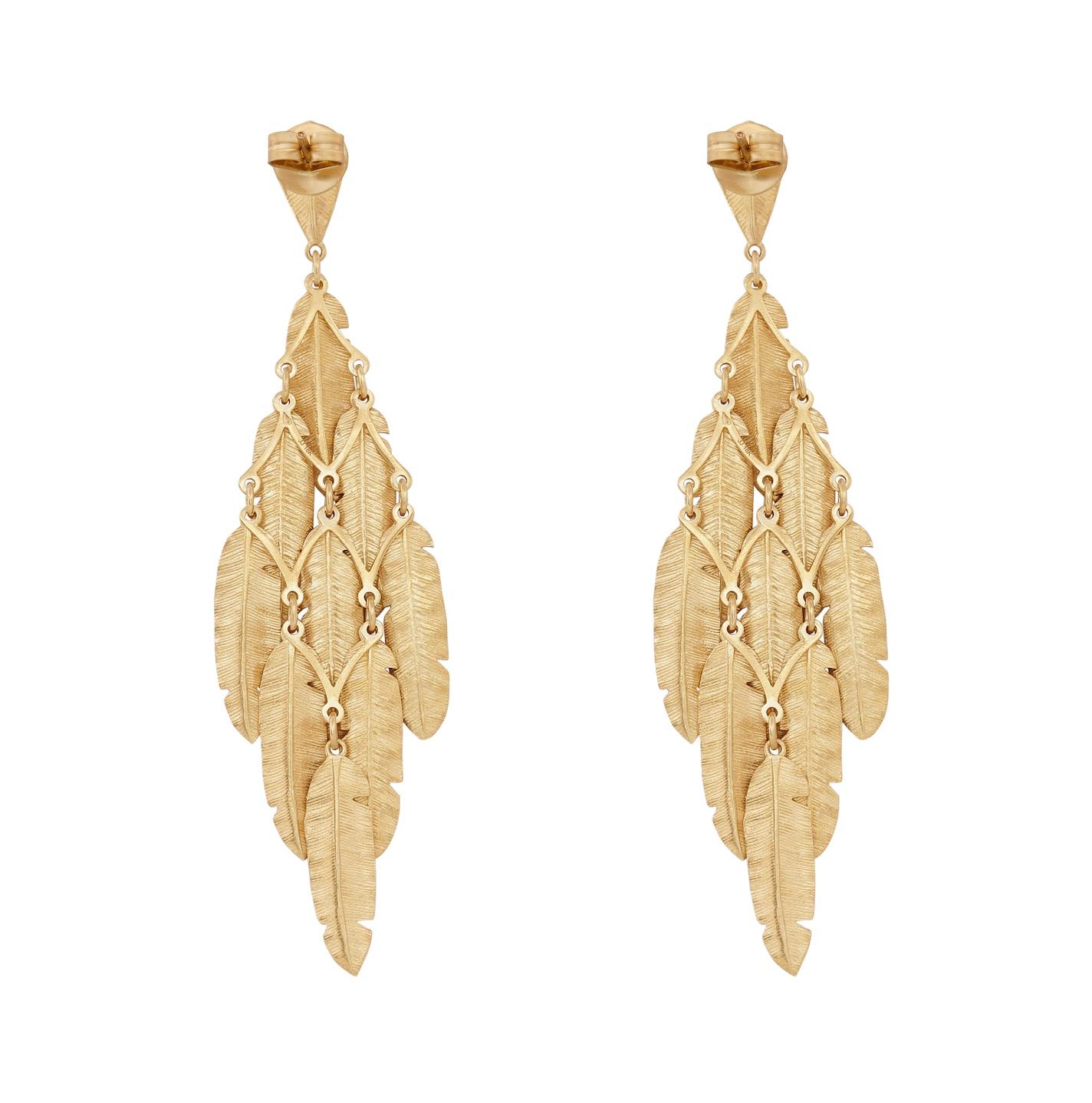 Les boucles d'oreilles Chandelier Leaf de la Collection Paradisica évoquent la canopée luxuriante des tropiques, avec des couches de feuilles de bananier finement sculptées qui tombent en cascade dans de l'or jaune 18K. Ces boucles d'oreilles