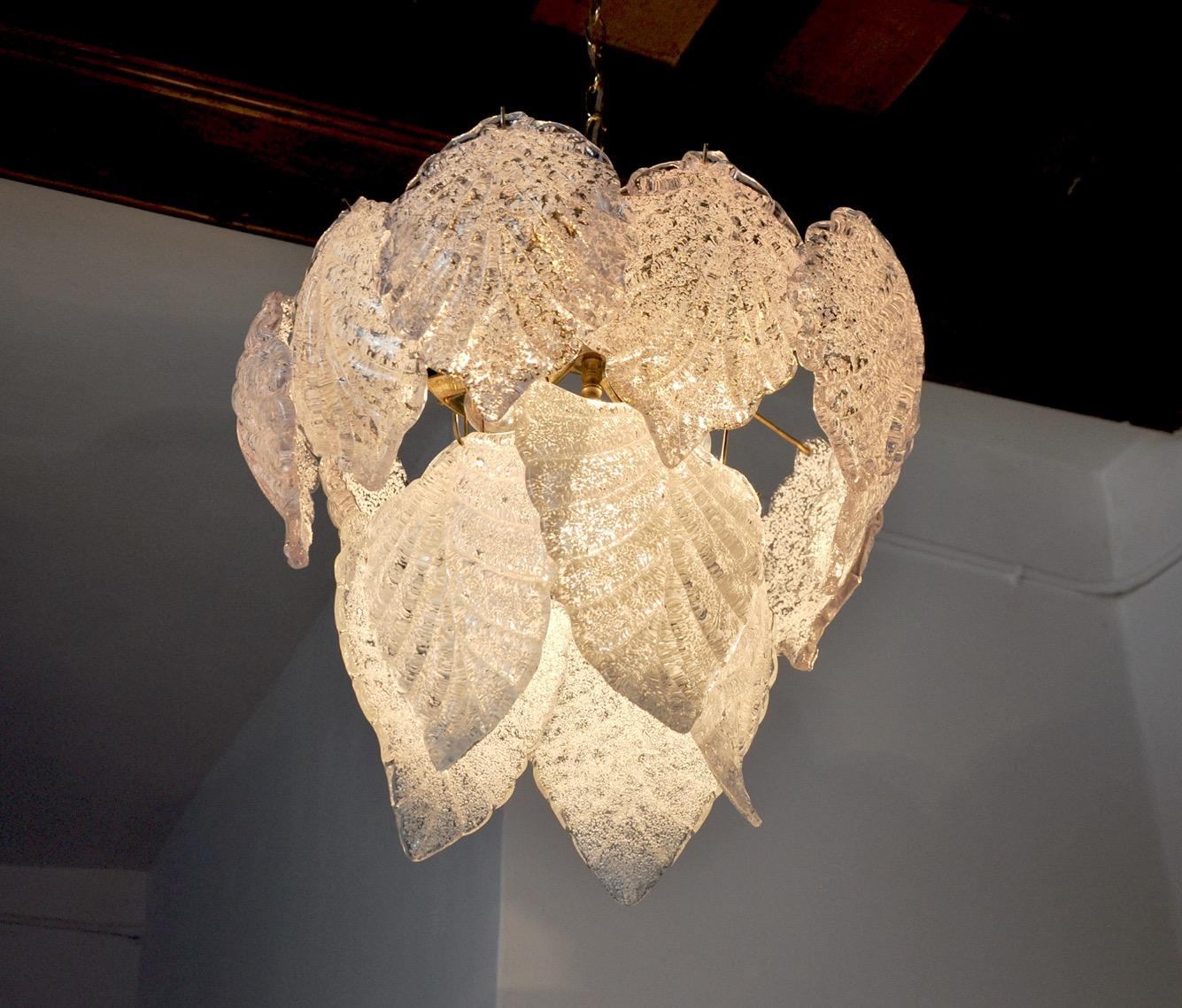 Superbe et rare lustre Murano Mazzega produit en Italie dans les années 60. Cristaux en verre Murano dépoli, prenant la forme de feuilles réparties sur les 2 niveaux d'une structure en métal doré. Objet unique qui illuminera à merveille et apportera