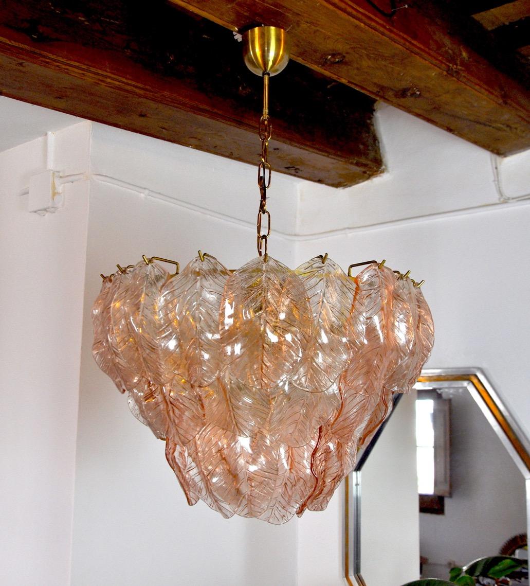Superb and rare mazzega murano chandelier produced in italy in the 60s. Murano glass crystals. pink, taking the form of leaves spread over 3 levels of a gilded metal structure. Unique object that will illuminate wonderfully and bring a real design