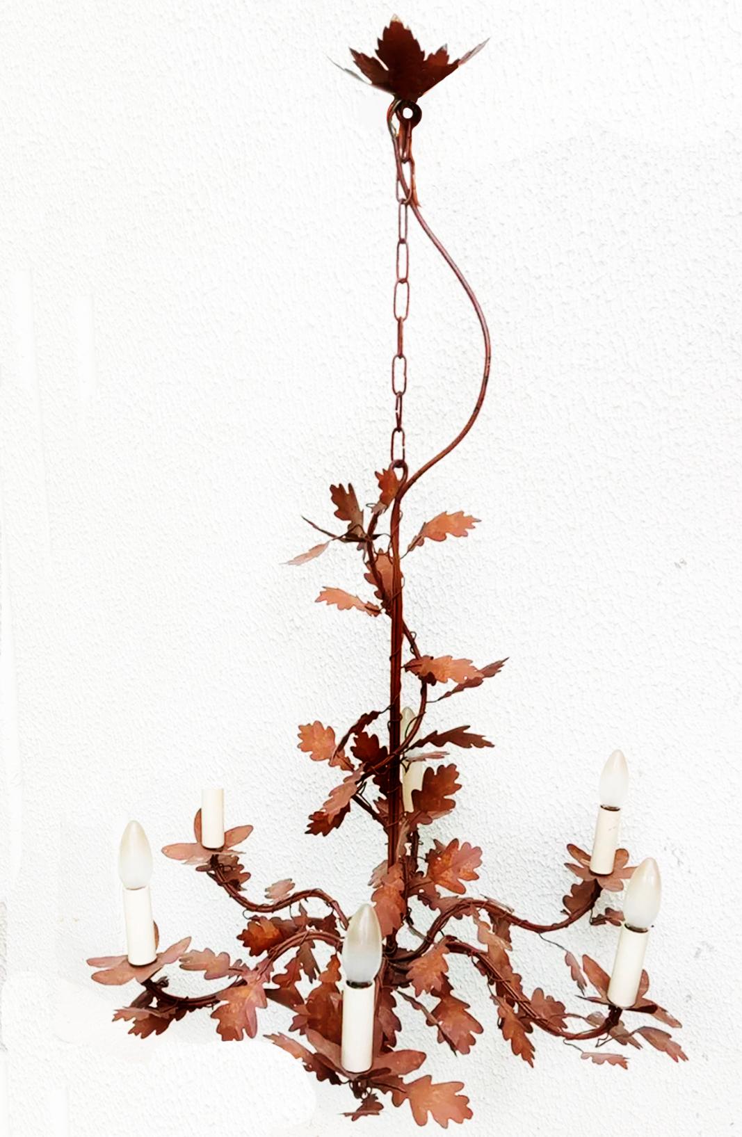 Französische Herbstblattlampe, Strauß aus Eichenblättern mit sechs LED-Lampen
Diese Leuchte wird in Frankreich von dem renommierten Unternehmen Maison Art et Floritude handgefertigt.
Sie ist leicht und an die aktuellen Decken angepasst. Die Blätter