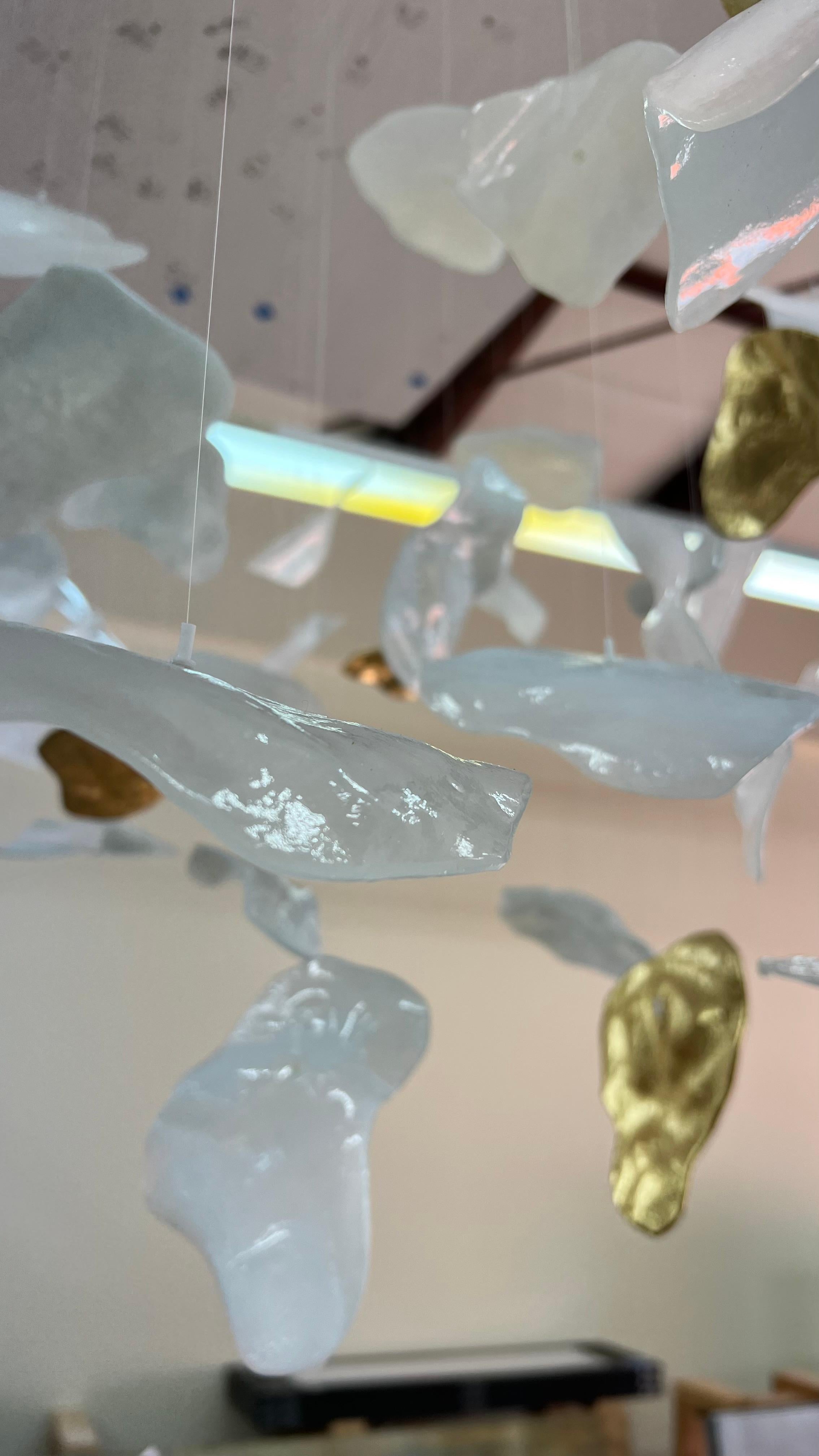 Organico moderno Lampadario in vetro soffiato a mano (fusing) in bianco con accenti dorati in vendita