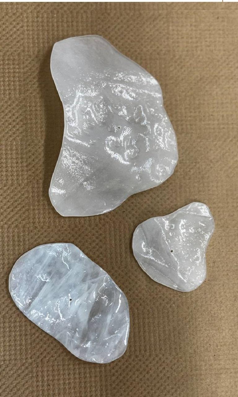 XXI secolo e contemporaneo Lampadario in vetro soffiato a mano (fusing) in bianco con accenti dorati in vendita