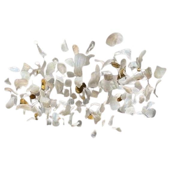 Lampadario in vetro soffiato a mano (fusing) in bianco con accenti dorati in vendita