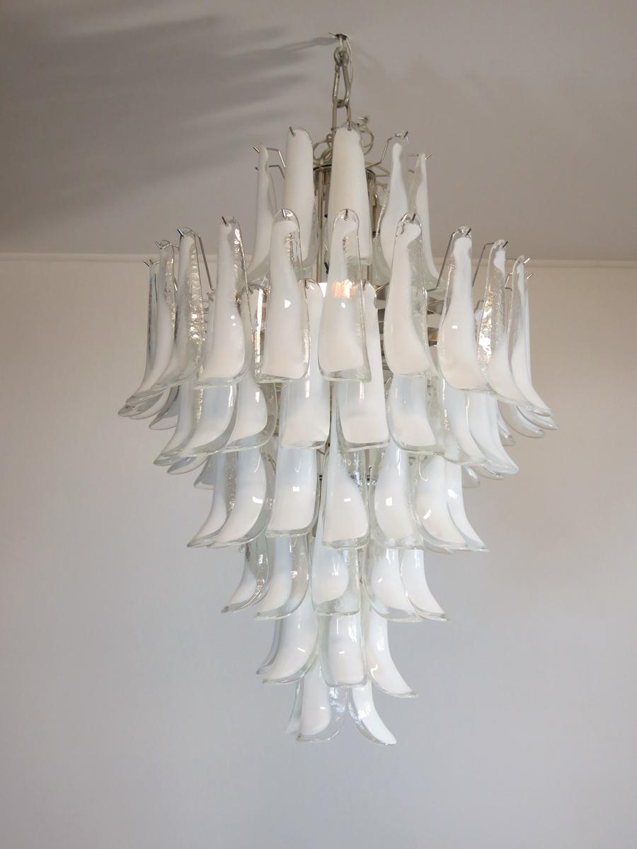 Handblown glass chandelier, composed of 85 curved, clear glass pieces, which are arranged on 7 tiers, suspended from a nickel metal structure.
Period: late xx century
Dimensions: 47,25 inches (120 cm) height without chain; 31,50 inches (80 cm)