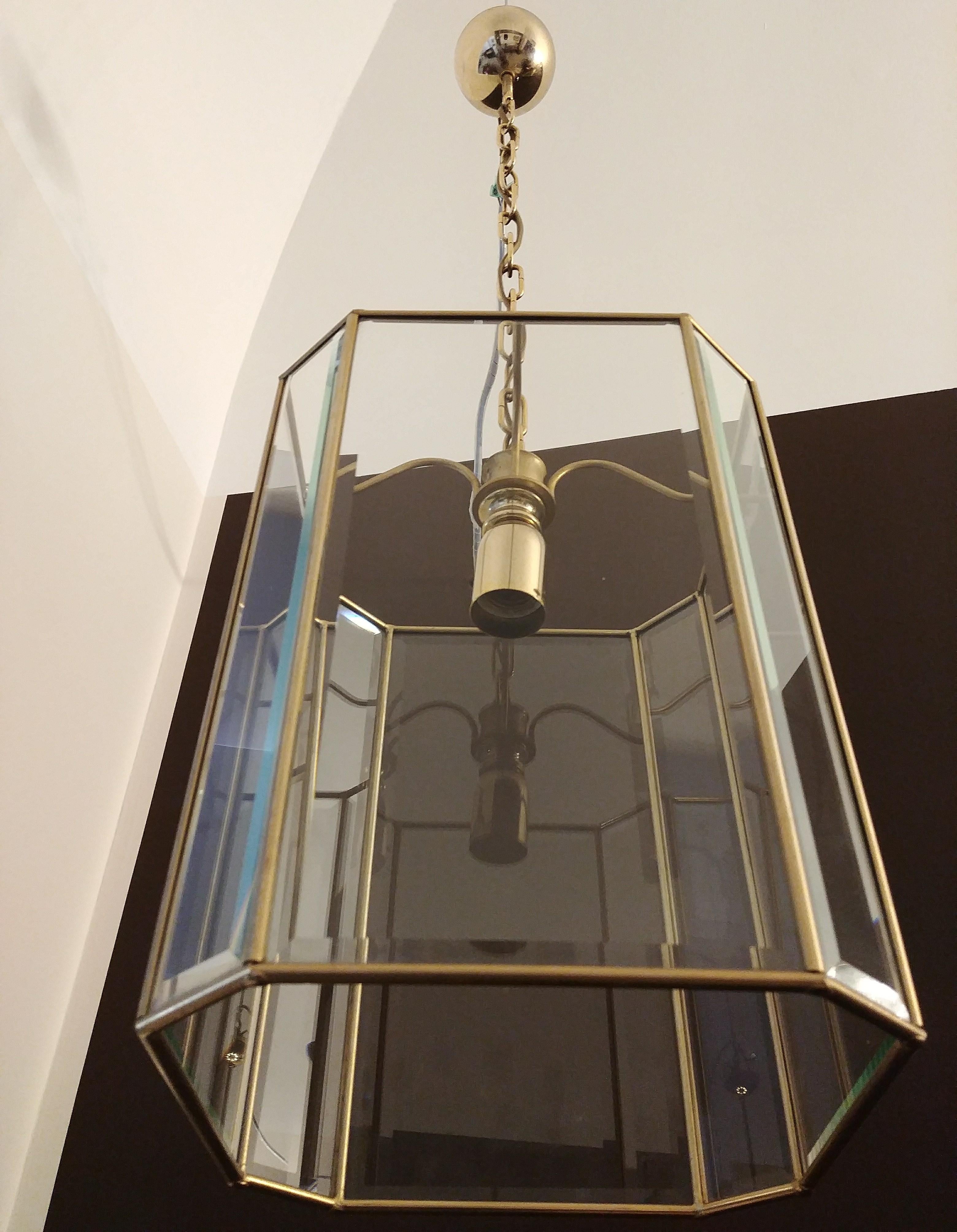 Elegant one-light chandelier in brass and cut glass, Italian production, of excellent manufacture, 1970s.



Note: We try to offer our customers an excellent service even in shipments all over the world, collaborating with one of the best shipping