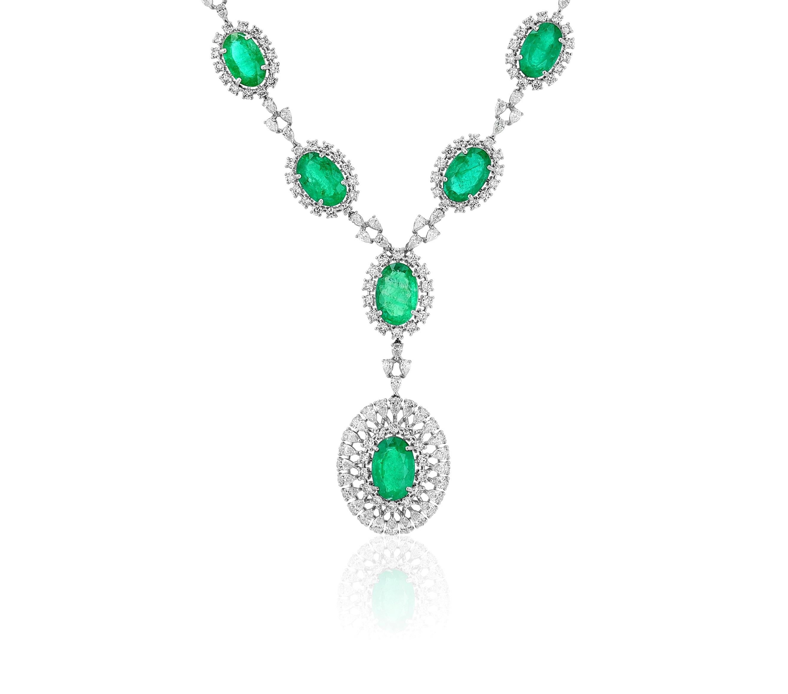 Artículo nº 8252

Collar de araña de 18 quilates con 7,14 quilates de diamantes y 21,48 quilates de esmeralda.  Numerosas piedras esmeralda de talla oval engastadas en un collar metálico de oro blanco con diamantes casi incoloros de talla pera y