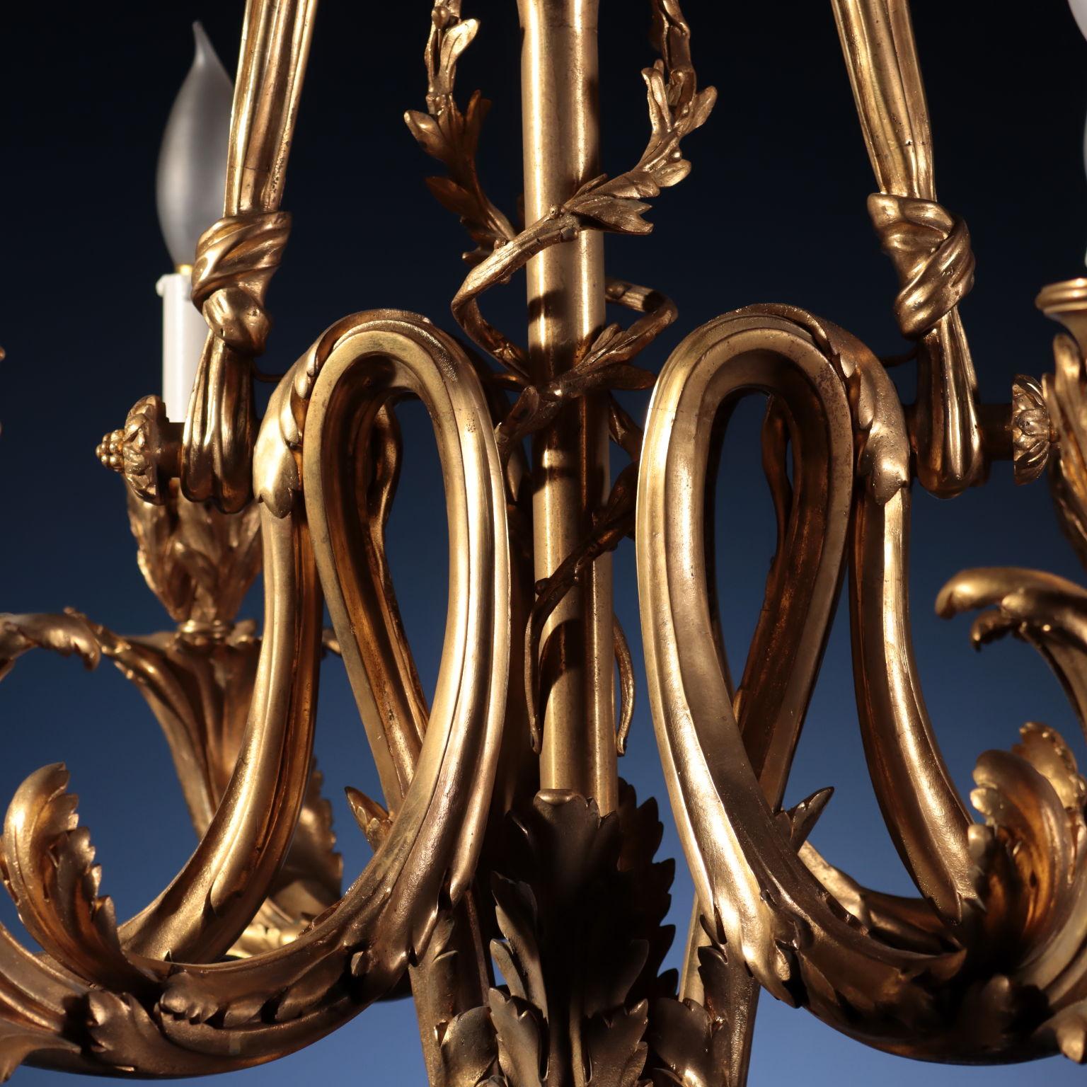 Kronleuchter O. Die Skulptur aus vergoldeter Bronze von Lelivre mit Hängeleuchten (Sonstiges) im Angebot