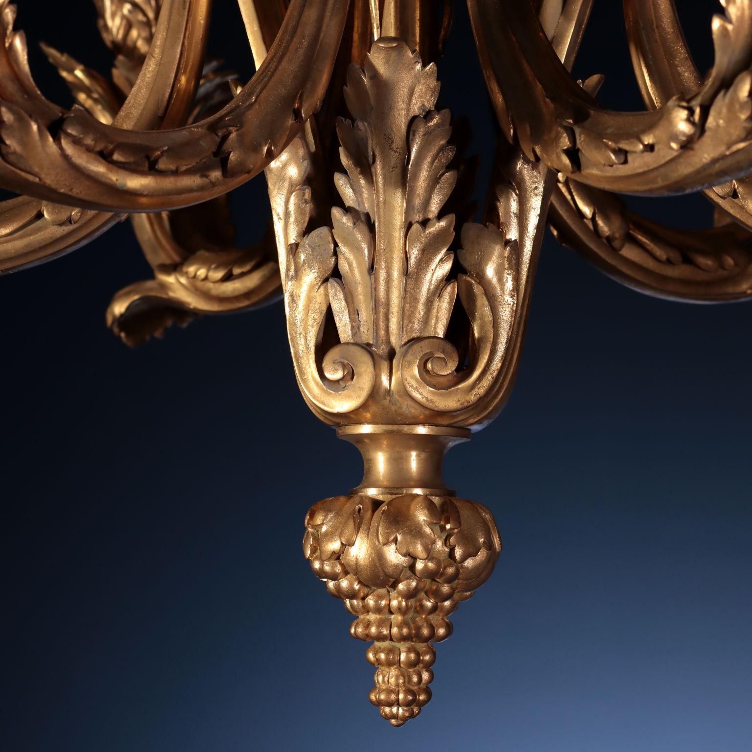 Kronleuchter O. Die Skulptur aus vergoldeter Bronze von Lelivre mit Hängeleuchten (Französisch) im Angebot