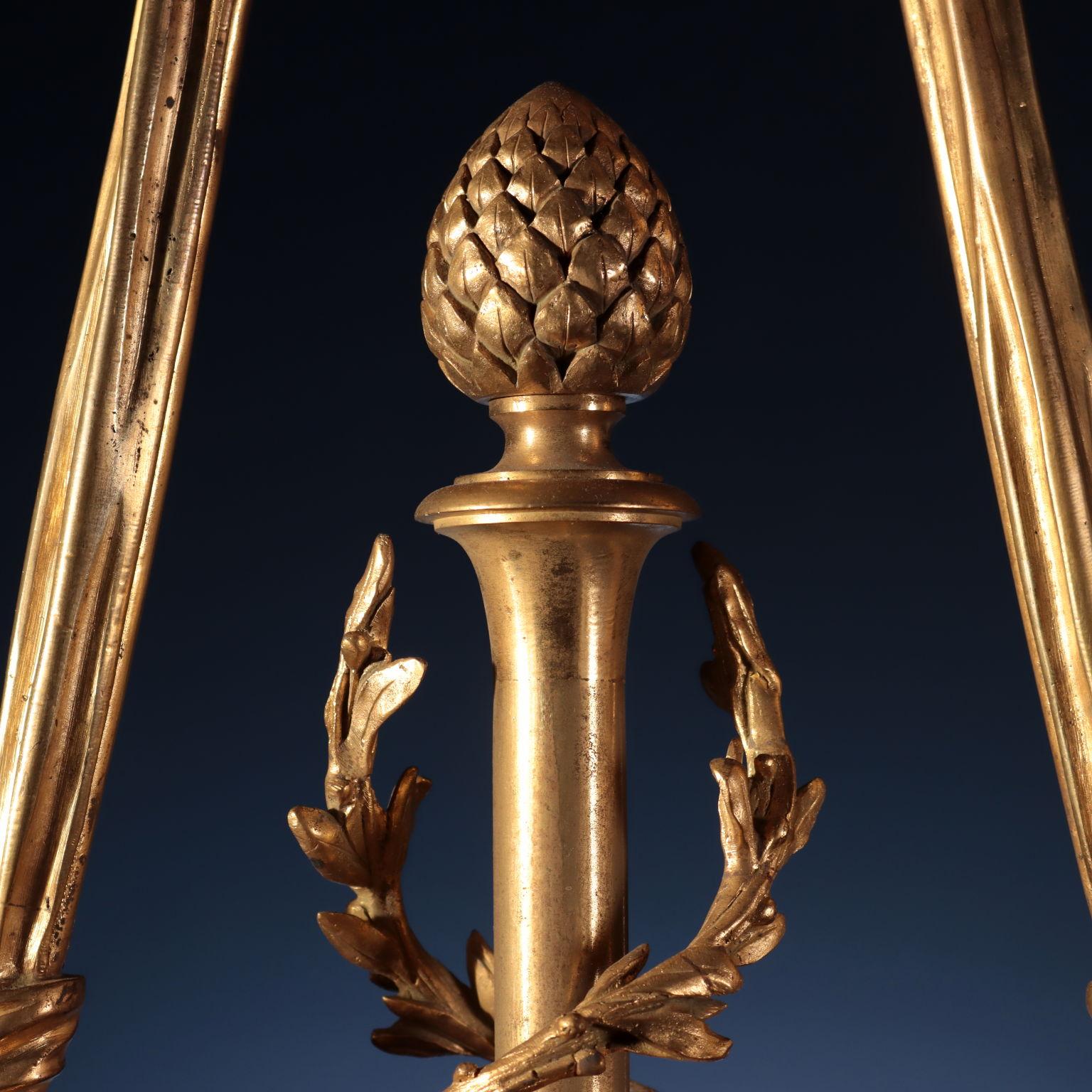 Kronleuchter O. Die Skulptur aus vergoldeter Bronze von Lelivre mit Hängeleuchten (Vergoldet) im Angebot