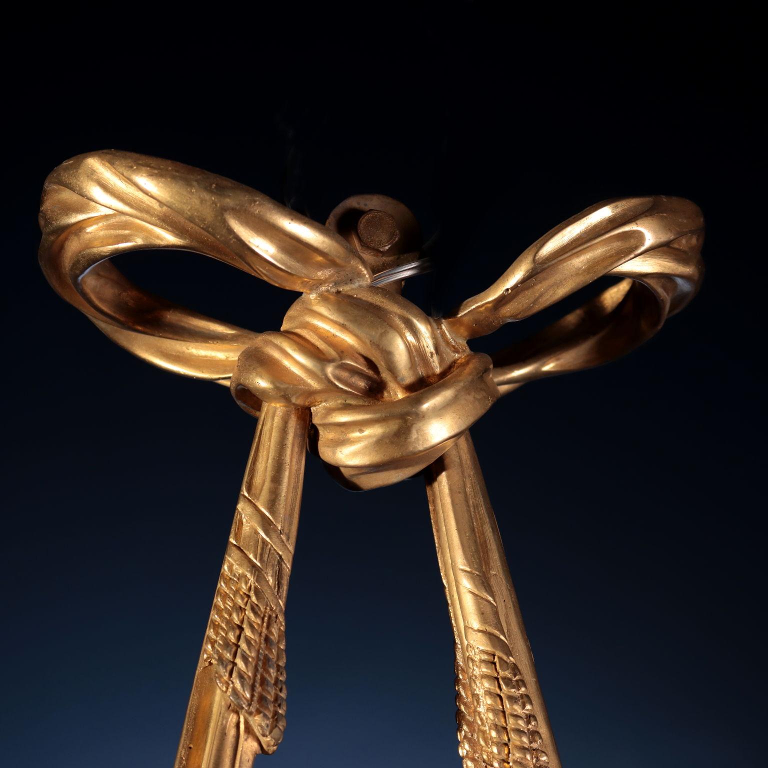 Kronleuchter O. Die Skulptur aus vergoldeter Bronze von Lelivre mit Hängeleuchten im Angebot 1