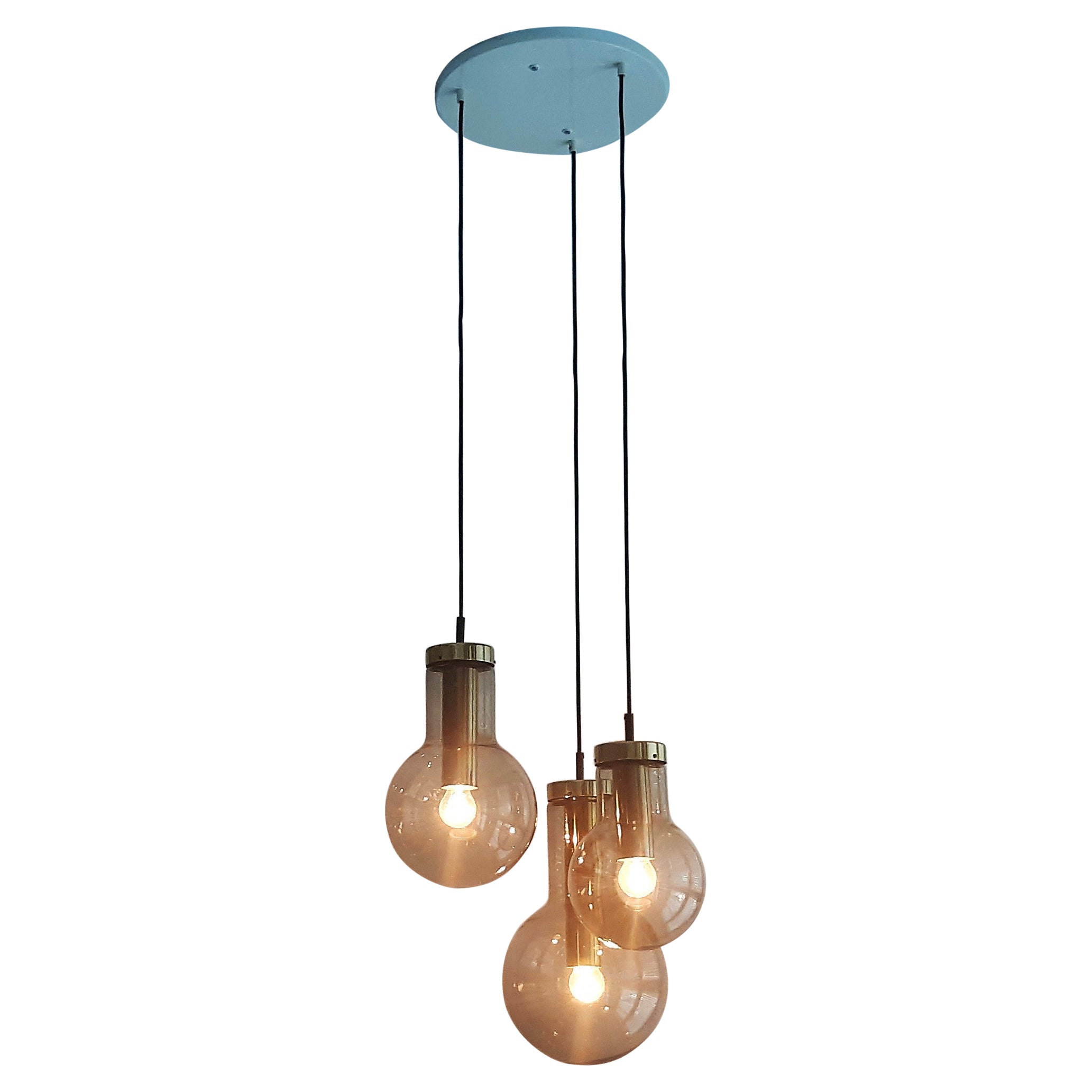 Lampadario di 3 lampade a sospensione 'Maxi Globe' in vetro e ottone di RAAK, anni '60
