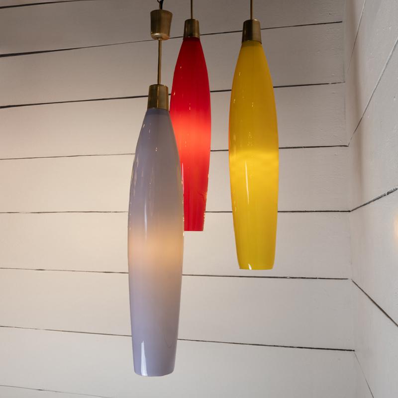 Chandelier composed of 3 large blown Murano glass pendant.
Italian design from the 60s.

Height 105 cm - 41,34 po
Diameter 17 cm - 6,69 po