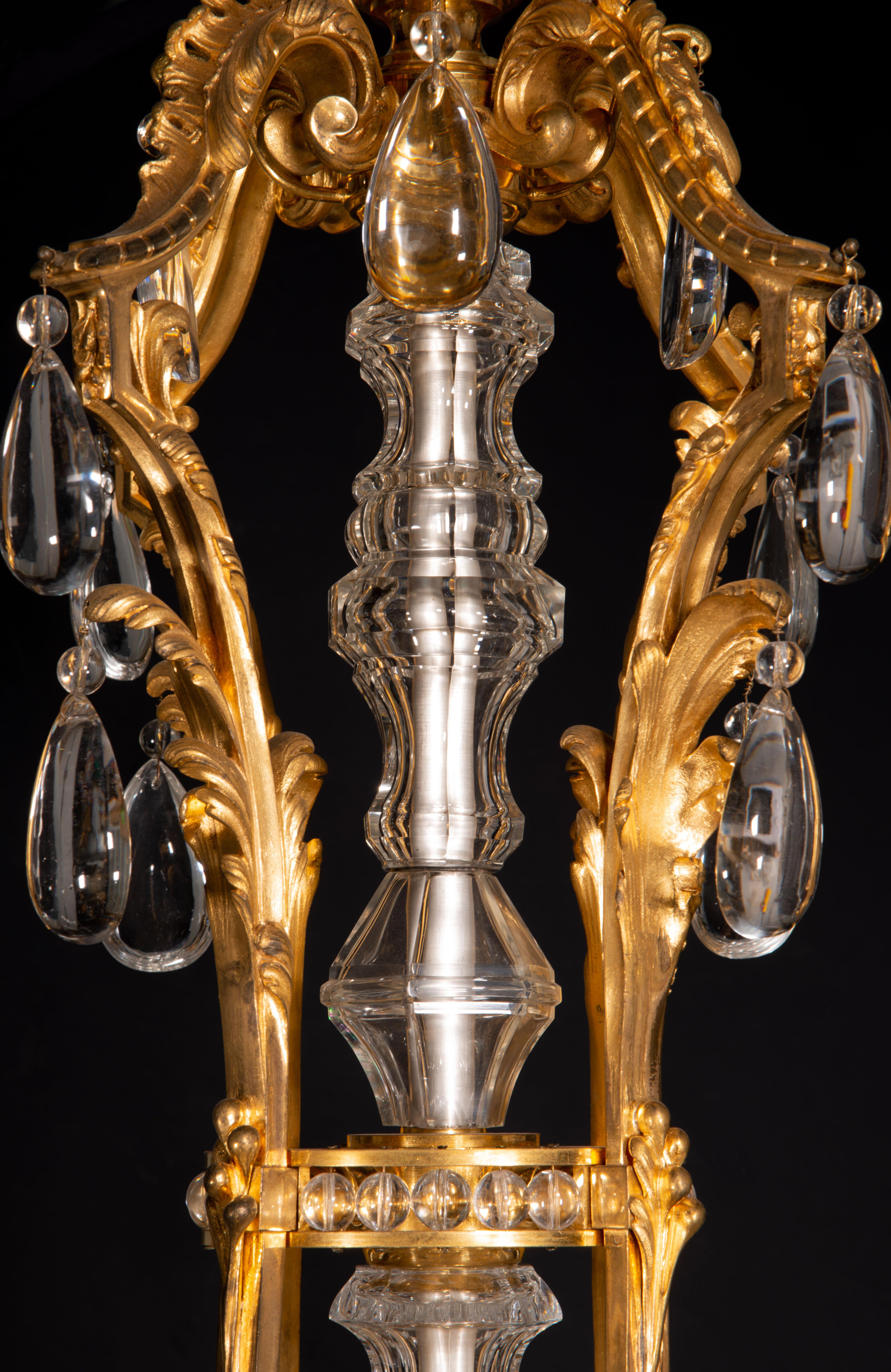 Lámpara de araña o de techo, estilo Luis XVI. Bronce, cristal. Francia, siglo XIX.
 Lámpara de techo de bronce dorado con elementos de cristal transparente que tiene dieciséis luces en total. Empezando por arriba, hay una pequeña pieza circular