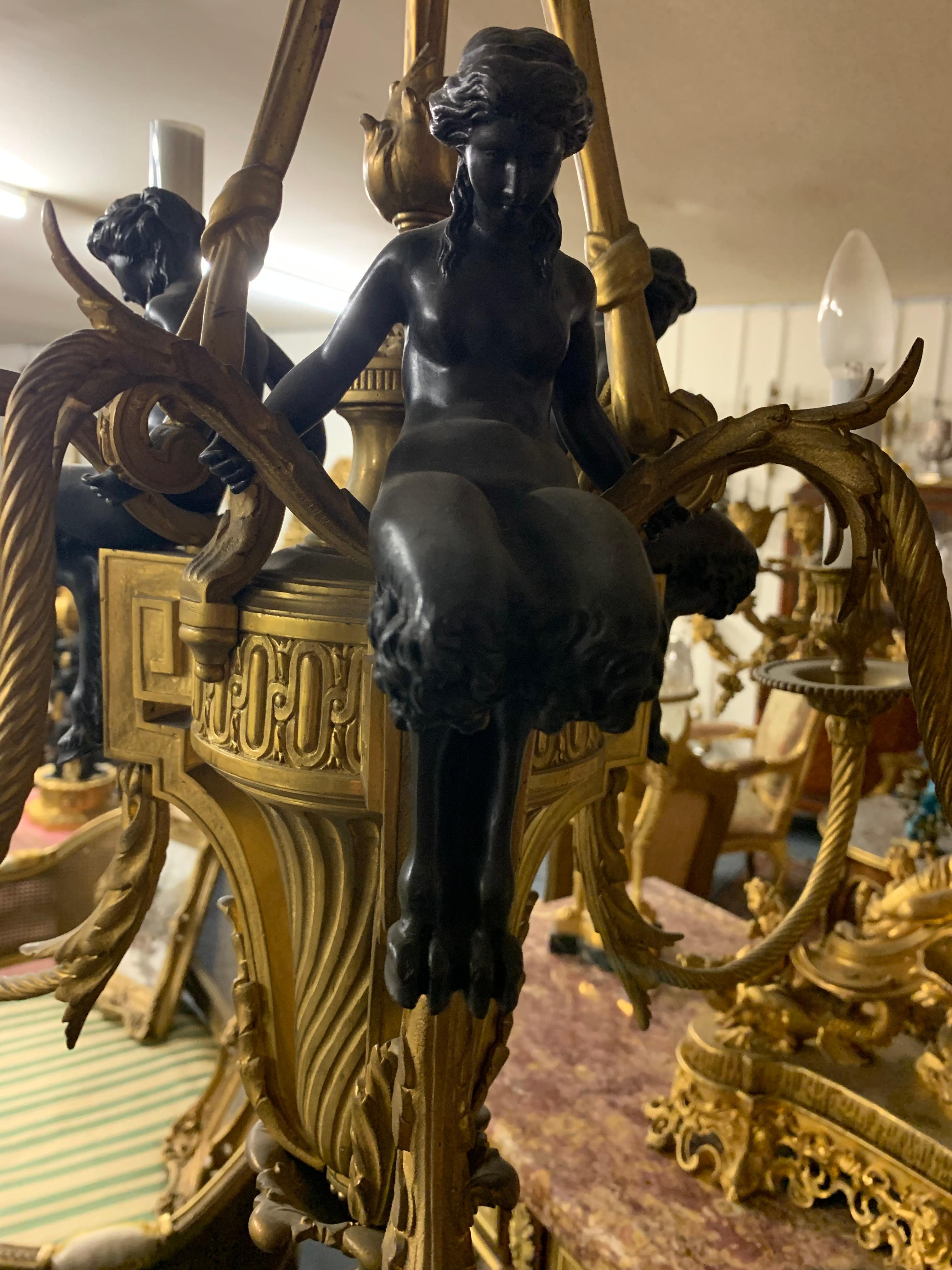 Dorato Lampadario in bronzo ormeggiato in stile Luigi XVI con figure di signore in vendita