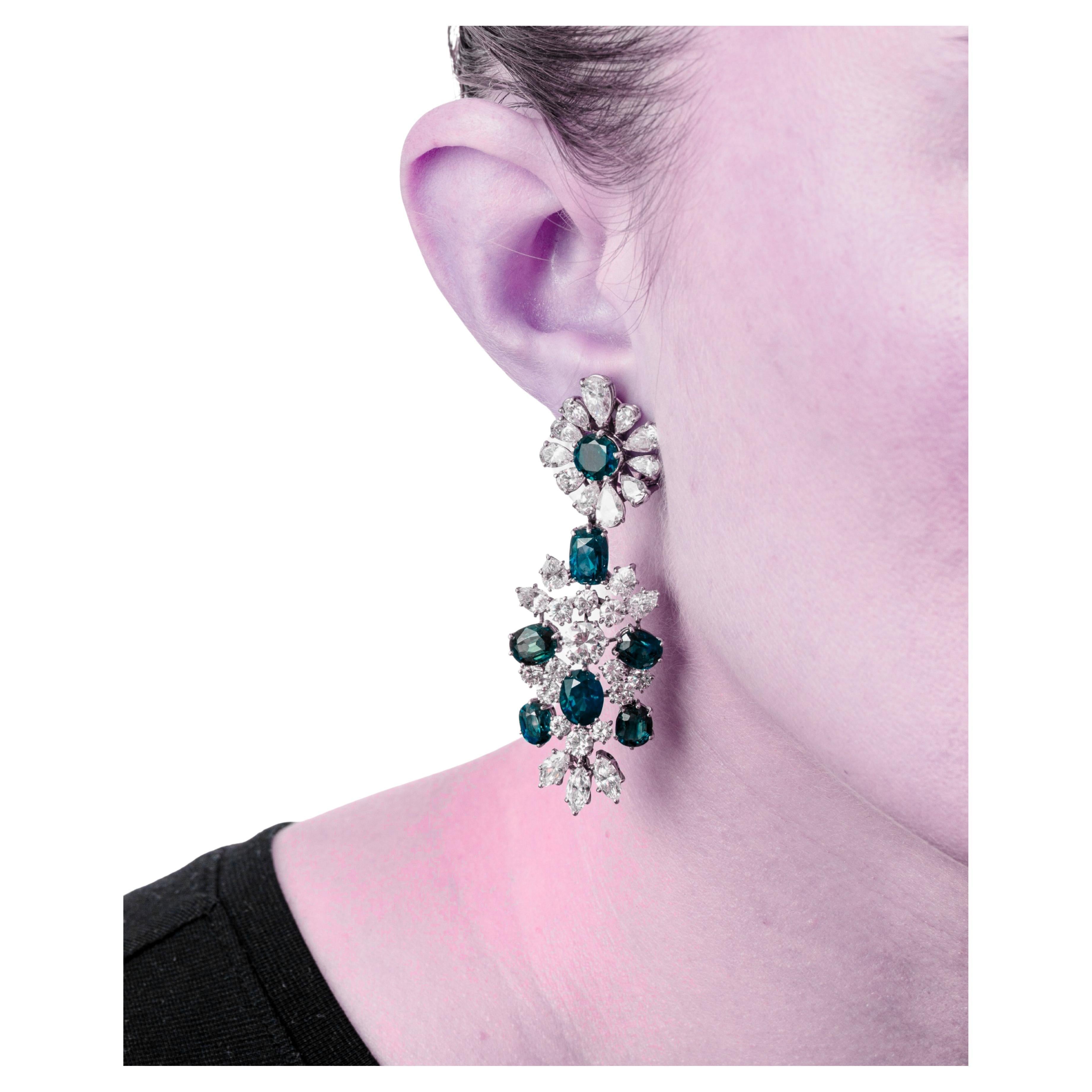 Exquisito juego de pendientes de araña con esmeraldas ovaladas, diamantes talla marquesa, talla pera y talla brillante, sobre un diseño floral rematado con una esmeralda talla circular centrada dentro de un marco de diamantes talla pera y engastados