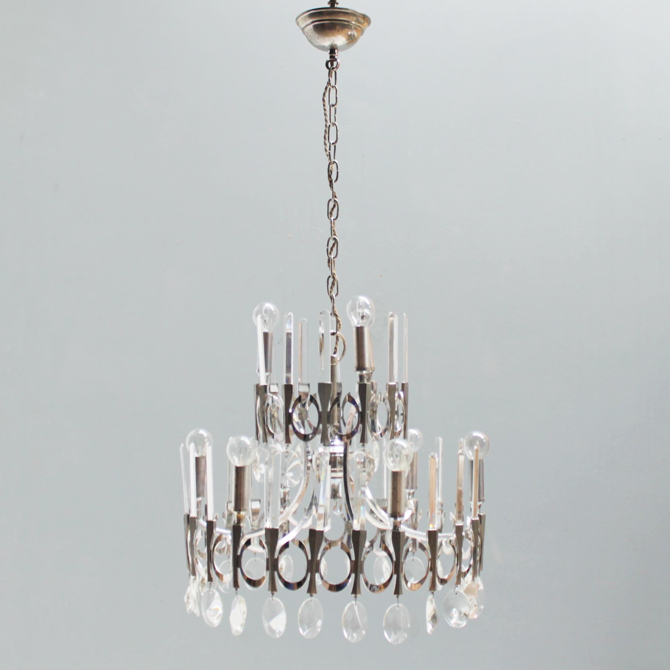 Nine-light fixture in chrome with textured details, oval crystals and crystal bars.
A chandelier in a spectacular mix of Classic and modern. Marked with the Sciolari label, 1970s.
Small Edison Screw (SES), (E17 14-17 mm) max 60 watt, the electric