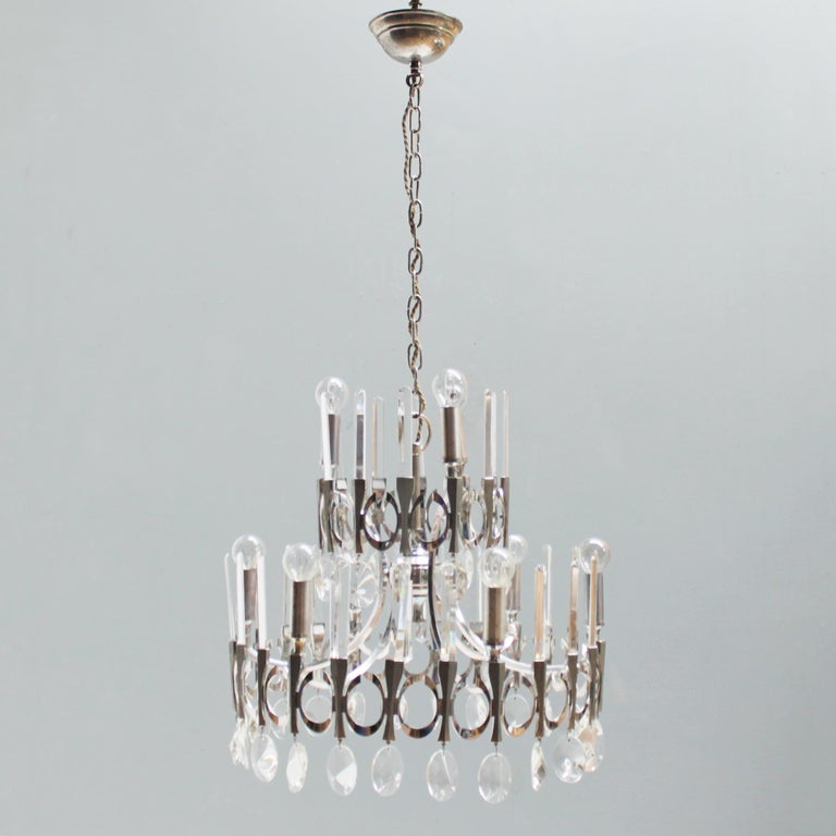 Nine-light fixture in chrome with textured details, oval crystals and crystal bars.
A chandelier in a spectacular mix of Classic and modern. Marked with the Sciolari label, 1970s.
Small Edison Screw (SES), (E17 14-17 mm) max 60 watt, the electric