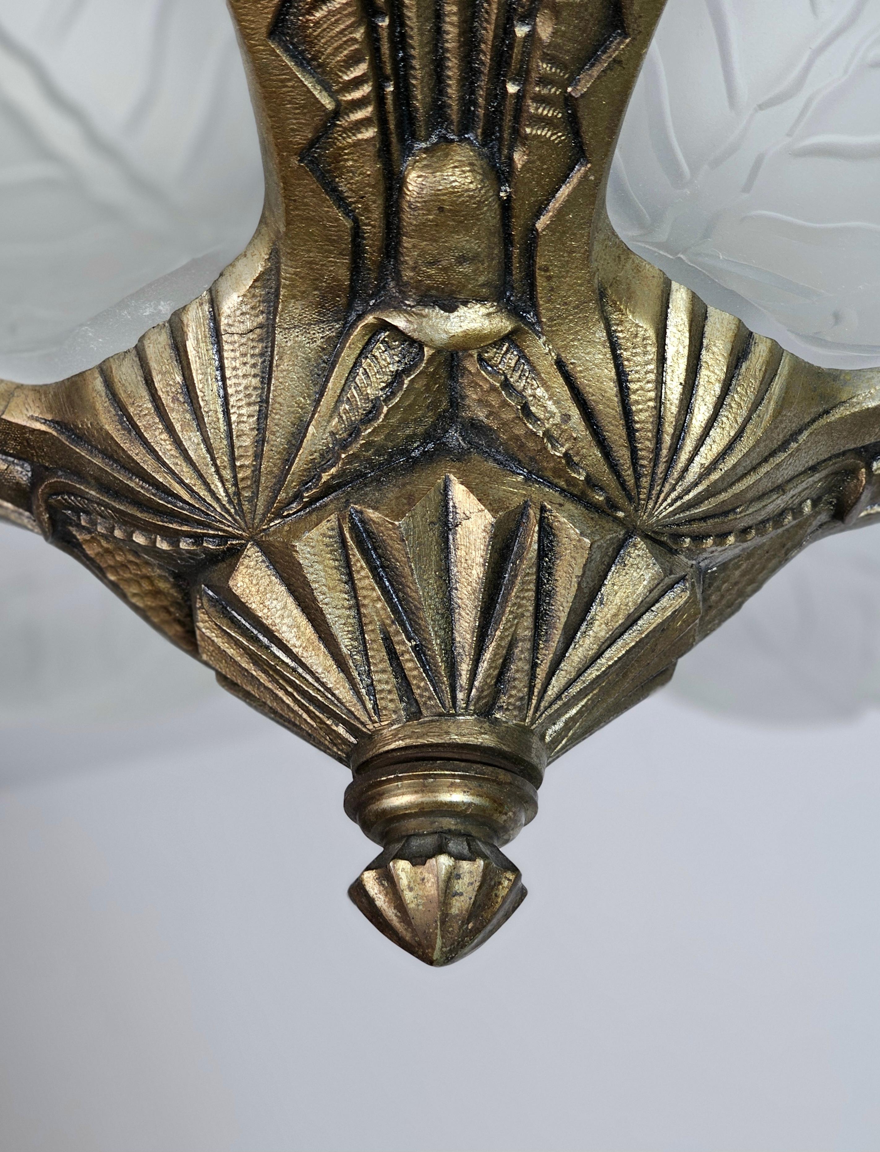Kronleuchter-Hängelampe aus Bronze und Milchglas, Art déco, französisches Design, 1930er und 1940er Jahre im Angebot 3