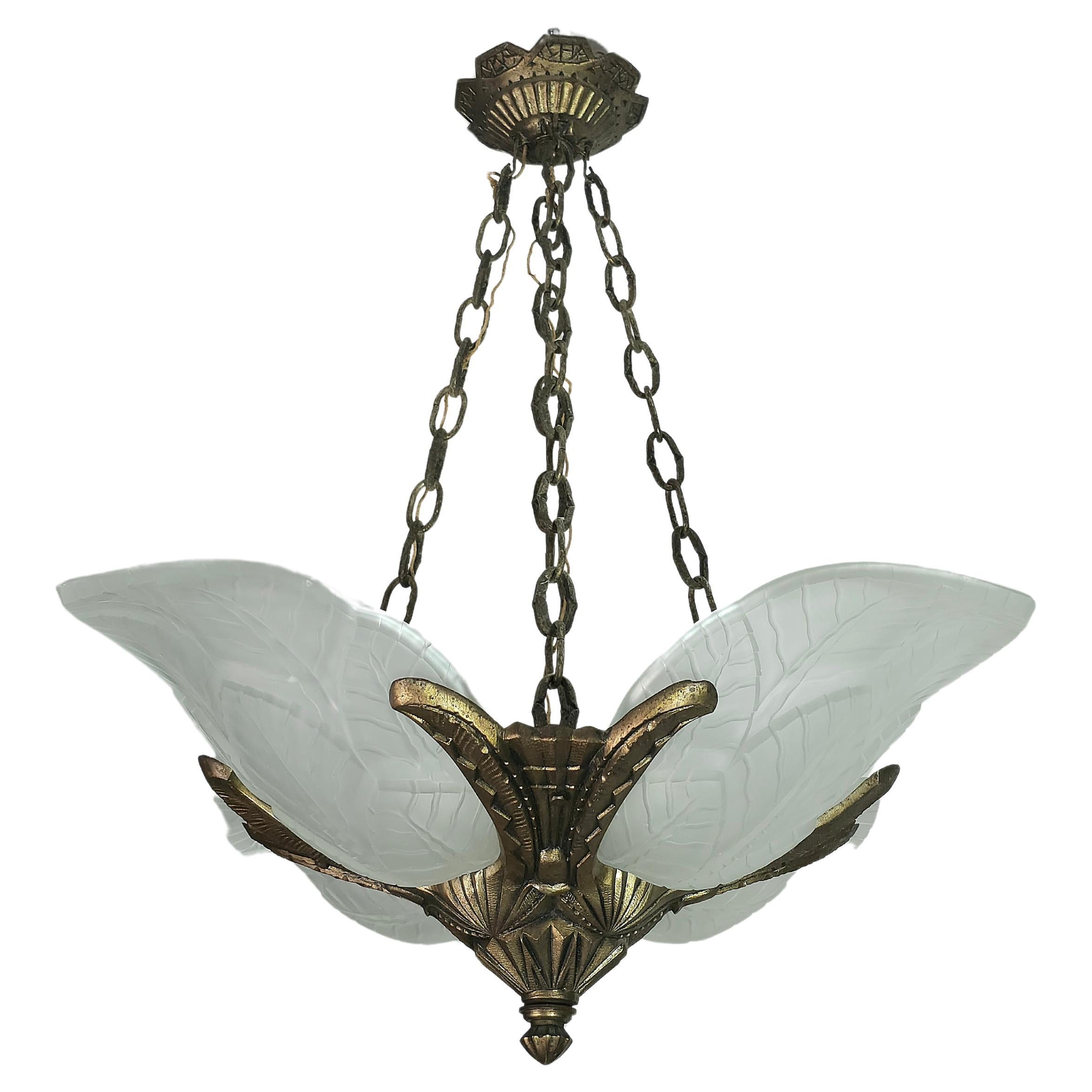 Art deco chandelier made with a solid decorated bronze structure where 4 thick leaf glasses in satin, opaque and curved glass are placed. Made in France in the 1930s/40s.


Note: We try to offer our customers an excellent service even in shipments