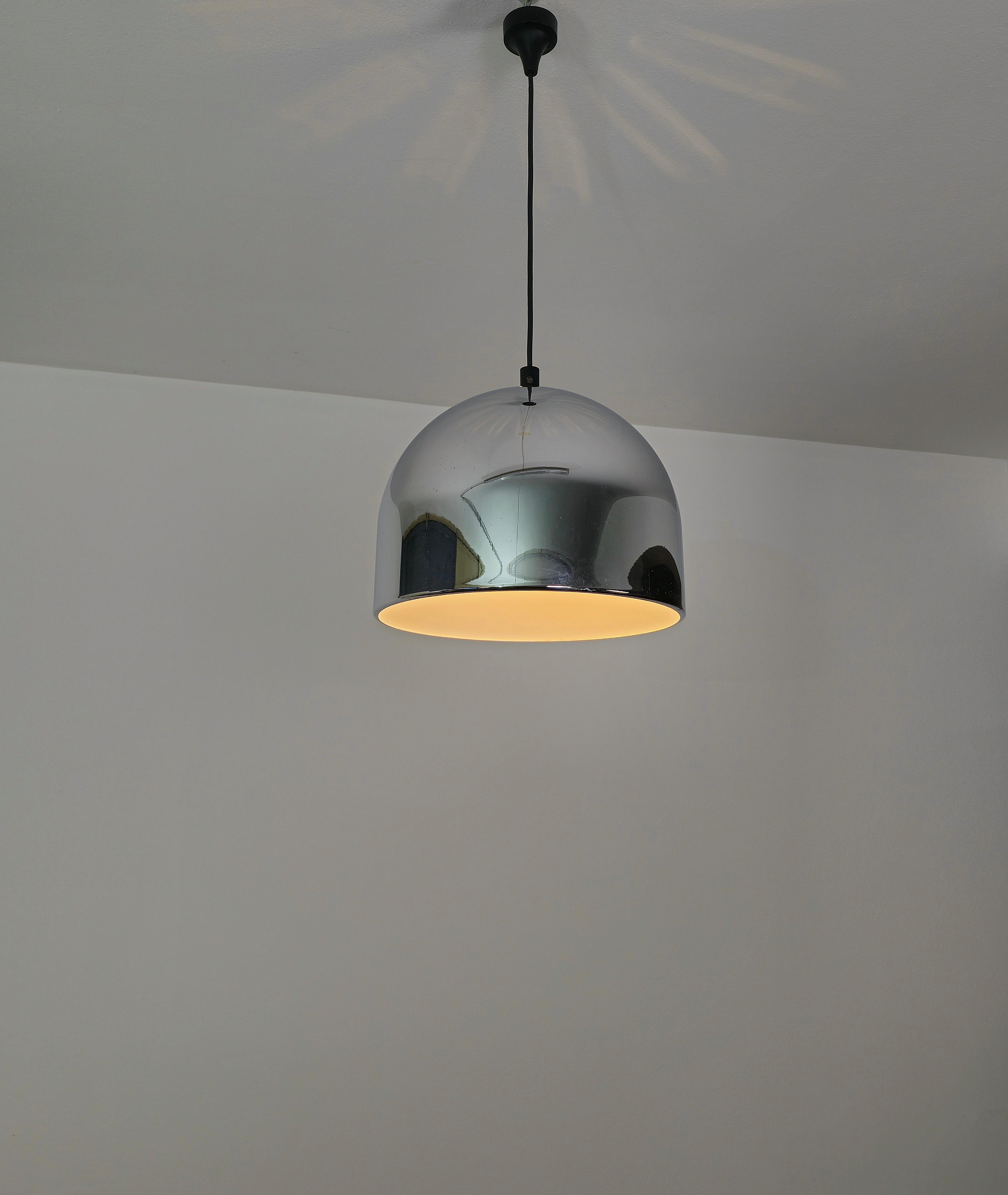 Suspension lamp with 1 E27 light produced in Italy in the 60s. The pendant lamp was made of chromed metal.

Diffuser height only: 30 cm. Weight: 2400 grams.



Note: We try to offer our customers an excellent service even in shipments all over the