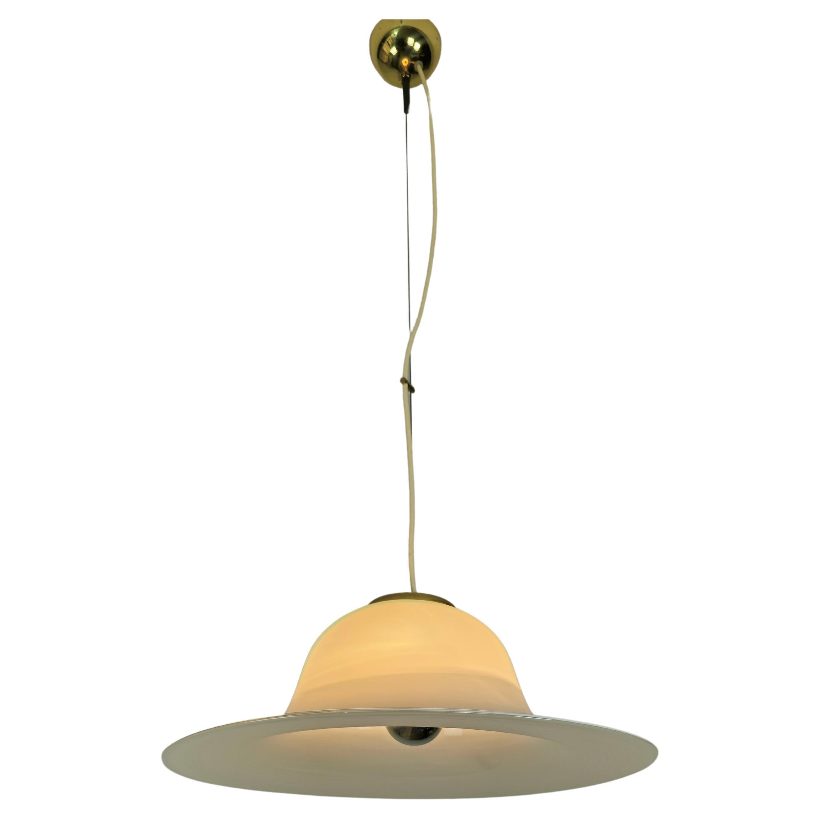 Lampe pendante avec 1 lumière E27 produite à Murano dans les années 70. La lampe suspendue a été fabriquée en verre blanc de Murano avec des accessoires en aluminium doré. La suspension s'adapte à tout type de mobilier, du vintage au