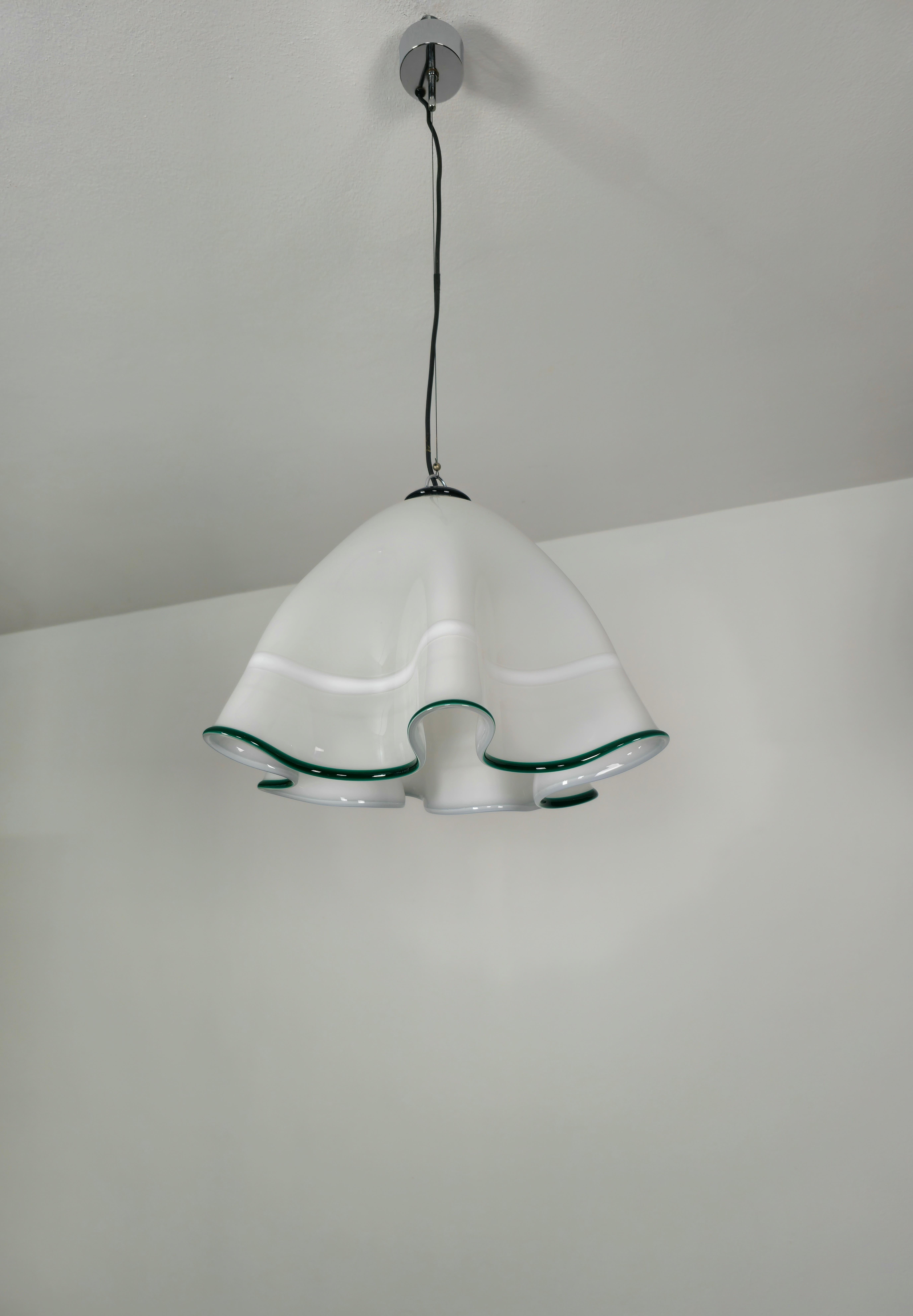 Zenda model suspension lamp designed in the 70s by the Italian designer Luciano Vistosi.
The suspension lamp was made with a hand blown and hand-shaped Murano glass with a forest green border and a chromed metal ceiling rose.