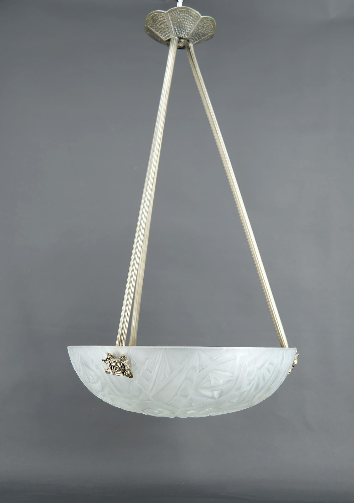 Lampadario / Luce a sospensione / Apparecchio a ciotola di Noverdy
Montatura in bronzo argentato, Art Deco, Francia, circa 1930

Un'elegante sospensione Art Deco firmata Noverdy, realizzata in vetro stampato con un disegno floreale stilizzato. 
La