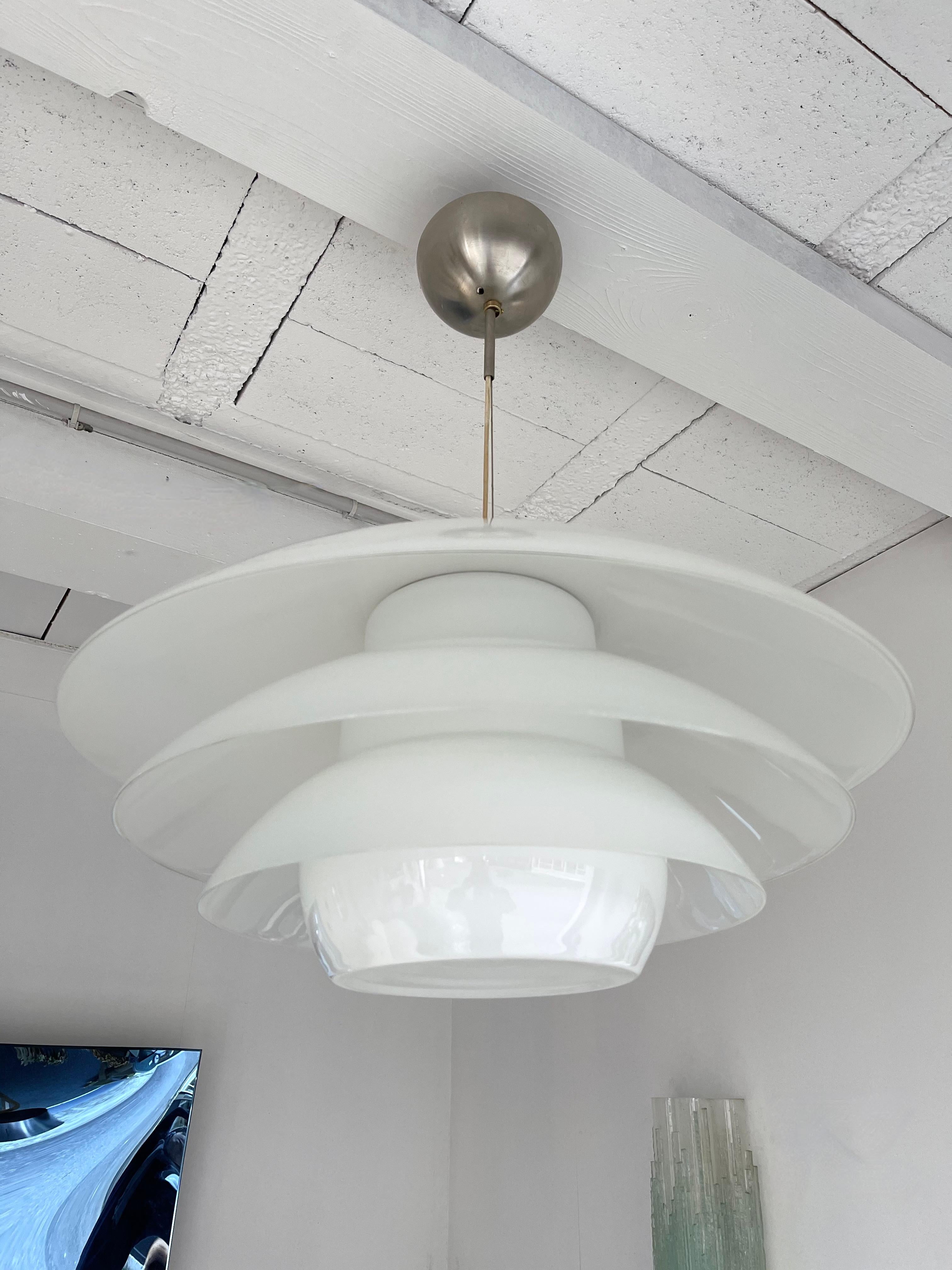 Chandelier Pendant Light UFO Smoke White Murano Glass, Italy, 1970s In Good Condition In SAINT-OUEN, FR