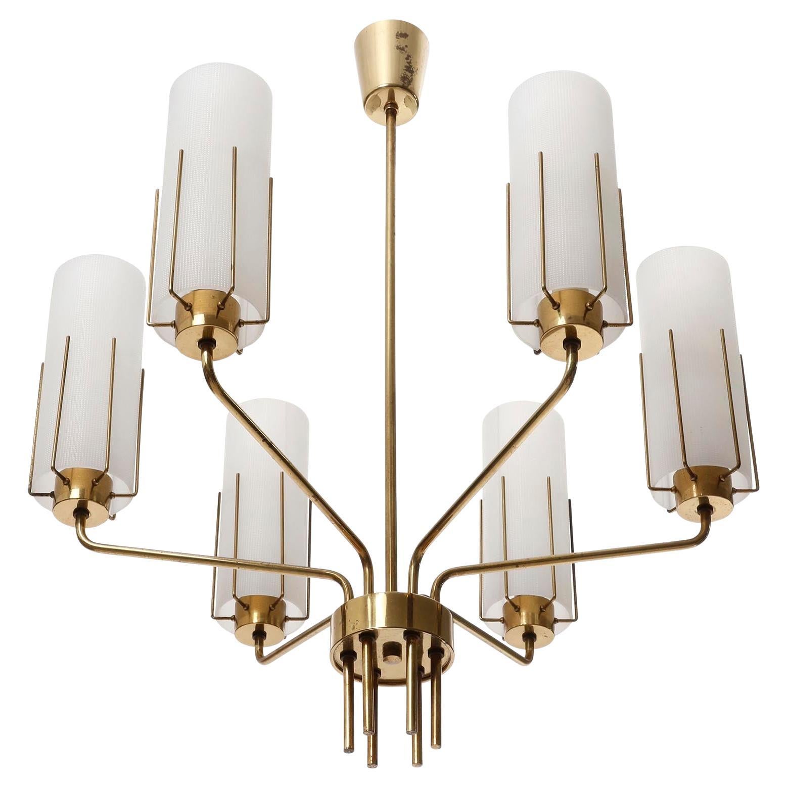 Metà XX secolo Lampadario a sospensione, plexiglass opalino smerigliato bianco latte, ottone acrilico, anni '60 in vendita