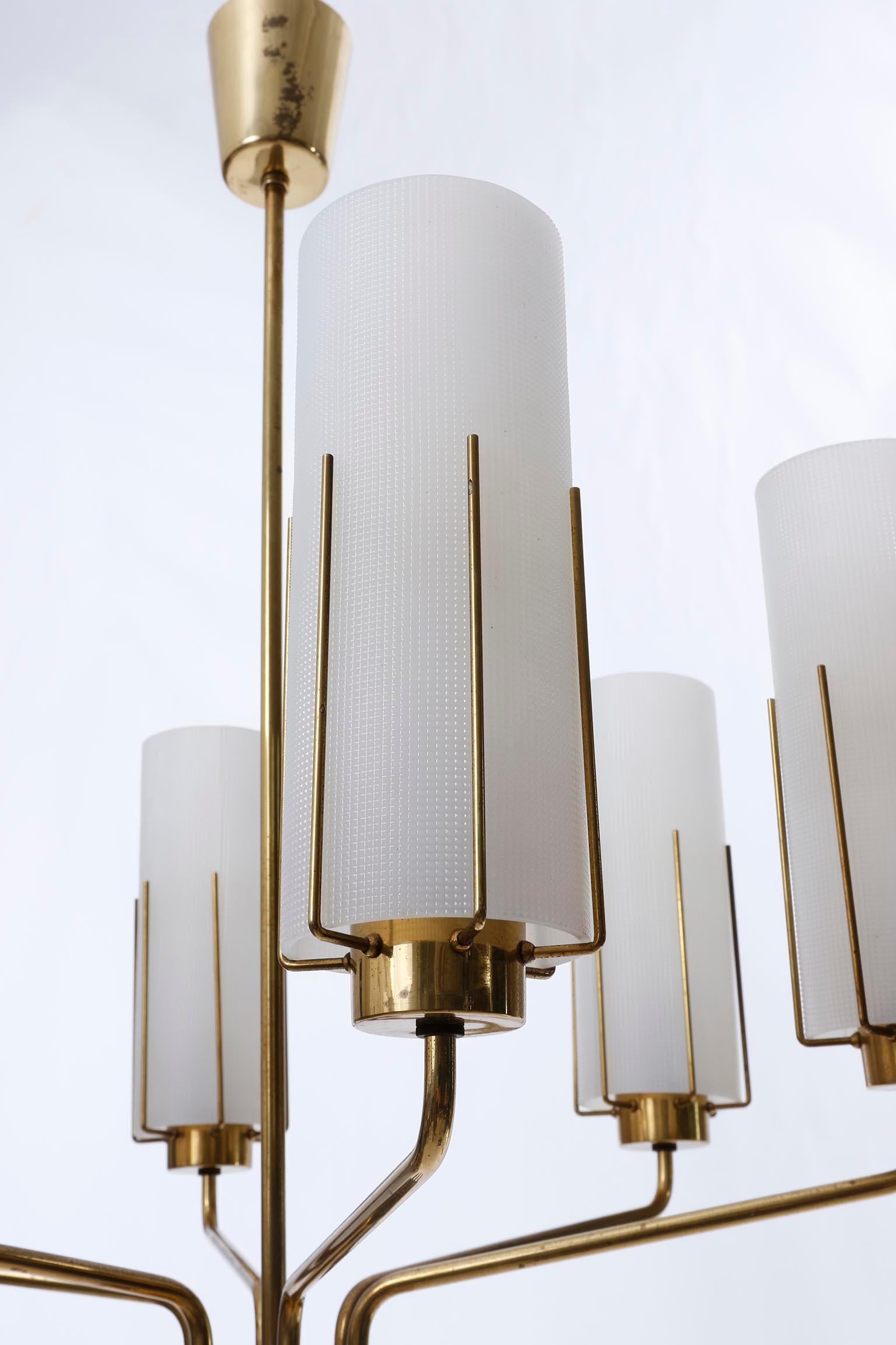 Lampadario a sospensione, plexiglass opalino smerigliato bianco latte, ottone acrilico, anni '60 in vendita 1