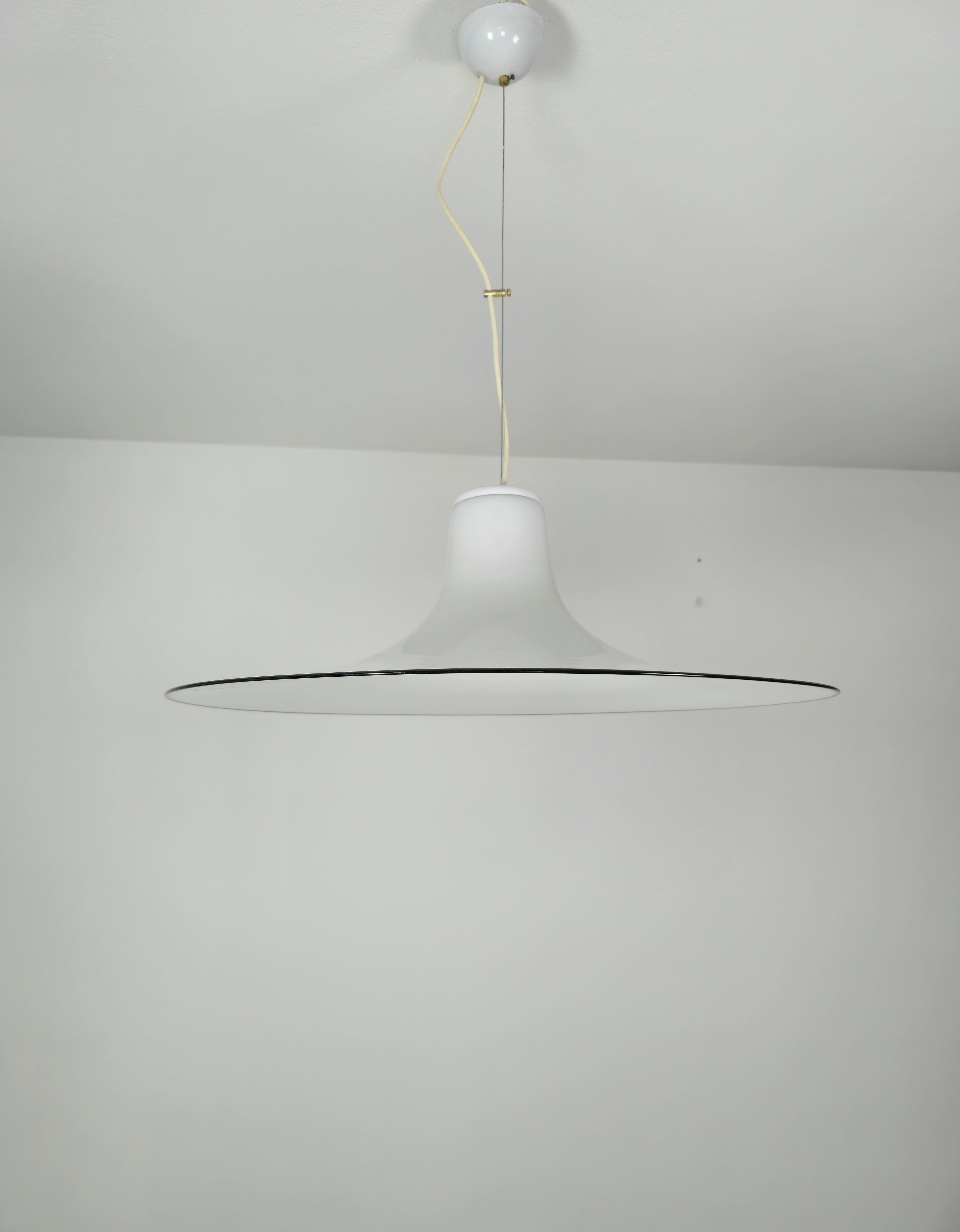 Suspension lamp with 1 E27 light attributed to Renato Toso for Leucos and produced in the 70s.
The pendant lamp in the shape of a 