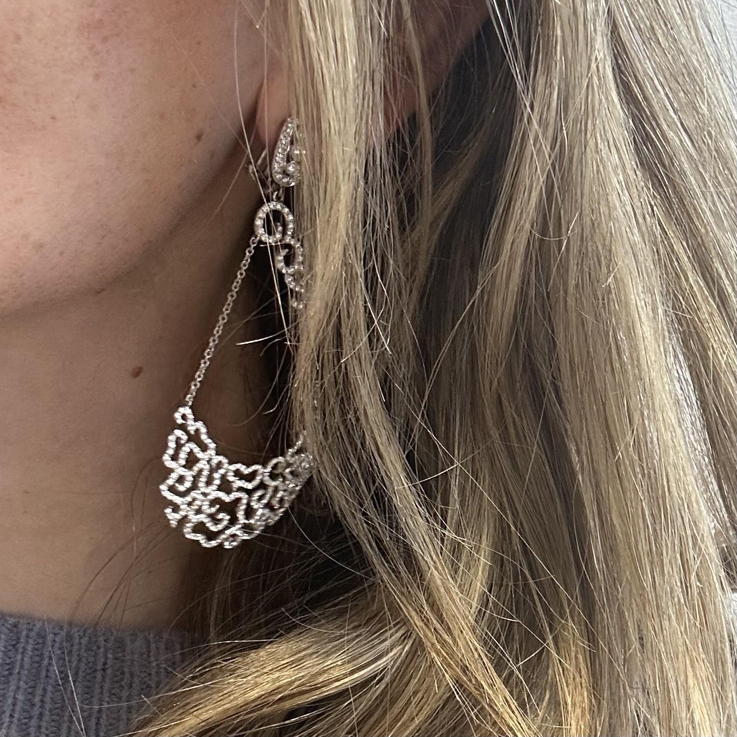 Style : Pendants d'oreilles Chandelier
Poids total de l'article (grammes) : 15.9
Matériau : Or blanc
Pureté du métal : 18k
Pierres : Diamants
Poids total estimé en carats : 3 ct (1,5 chacun)
Longueur de la goutte : 3 pouces
