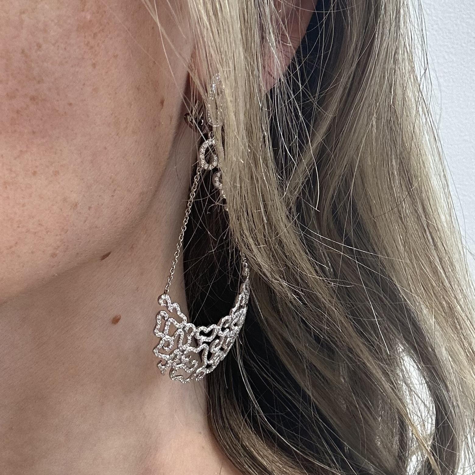 Taille ronde Boucles d'oreilles pendantes Chandelier en diamants ronds taillés en brillant  Or blanc 18k en vente