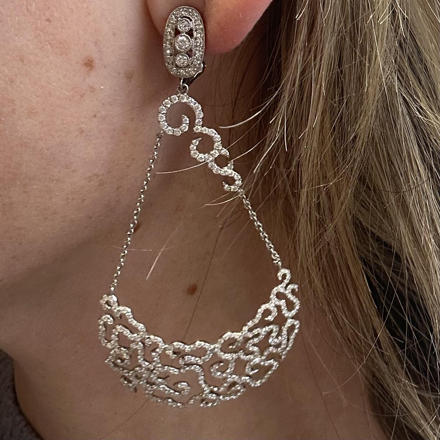 Boucles d'oreilles pendantes Chandelier en diamants ronds taillés en brillant  Or blanc 18k Bon état - En vente à Miami, FL