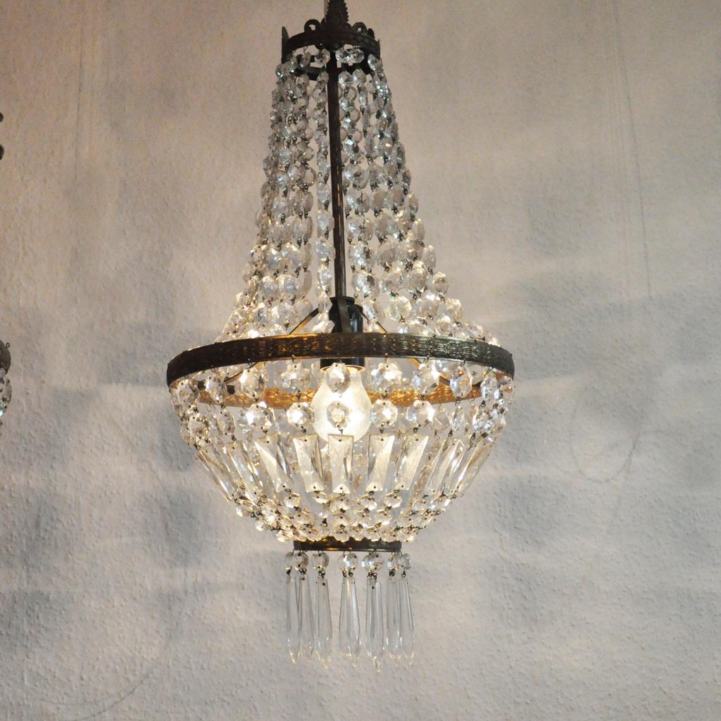 Crystal Chandelier Sac a Pearl

Small Sac a pearl chandelier, brass frame with handcut Bohemian crystals.

This chandelier is suitable for illuminating smaller rooms or a hallway.

This design with an internal lighting point achieves special crystal