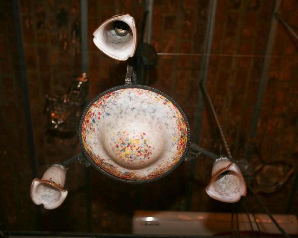 Hängelampe Schneider

MATERIAL: Kunstglas und Eisen
Stil: Art Nouveau
Land: Französisch
Um Ihr Eigentum und das Leben unserer Kunden zu schützen, haben wir eine neue Verkabelung vorgenommen.
Wenn Sie auf der Suche nach Wandleuchten sind, die zu