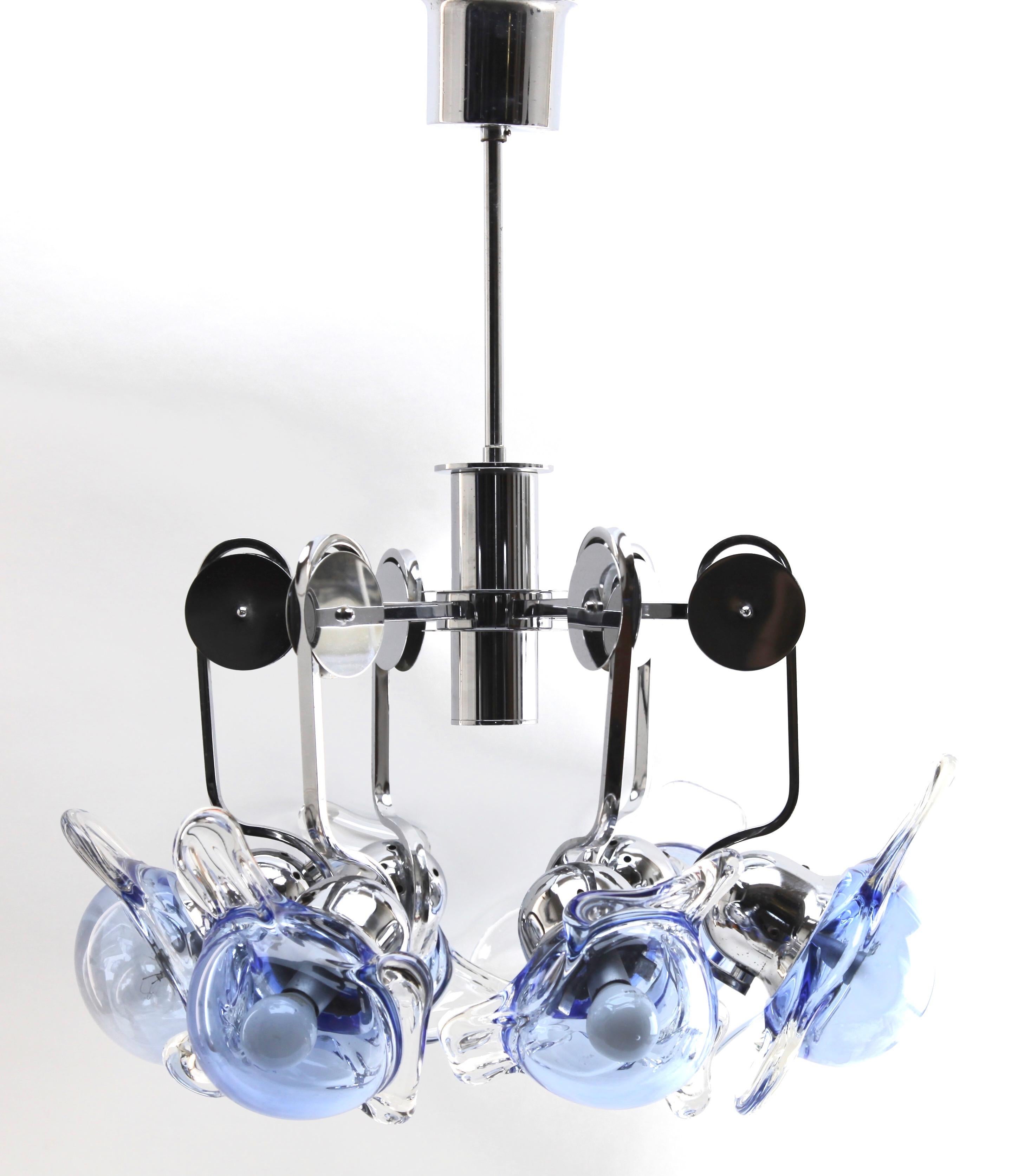 Chandelier on a fixed rod pendant with six arms and mounts of chromed metal, in the style of Sische Leuchten. Unusual glass heavy lampshades in light blue with strong fixings.
Size lampshades: height 10 cm = 3.93 inch diameter 24 cm = 9.44