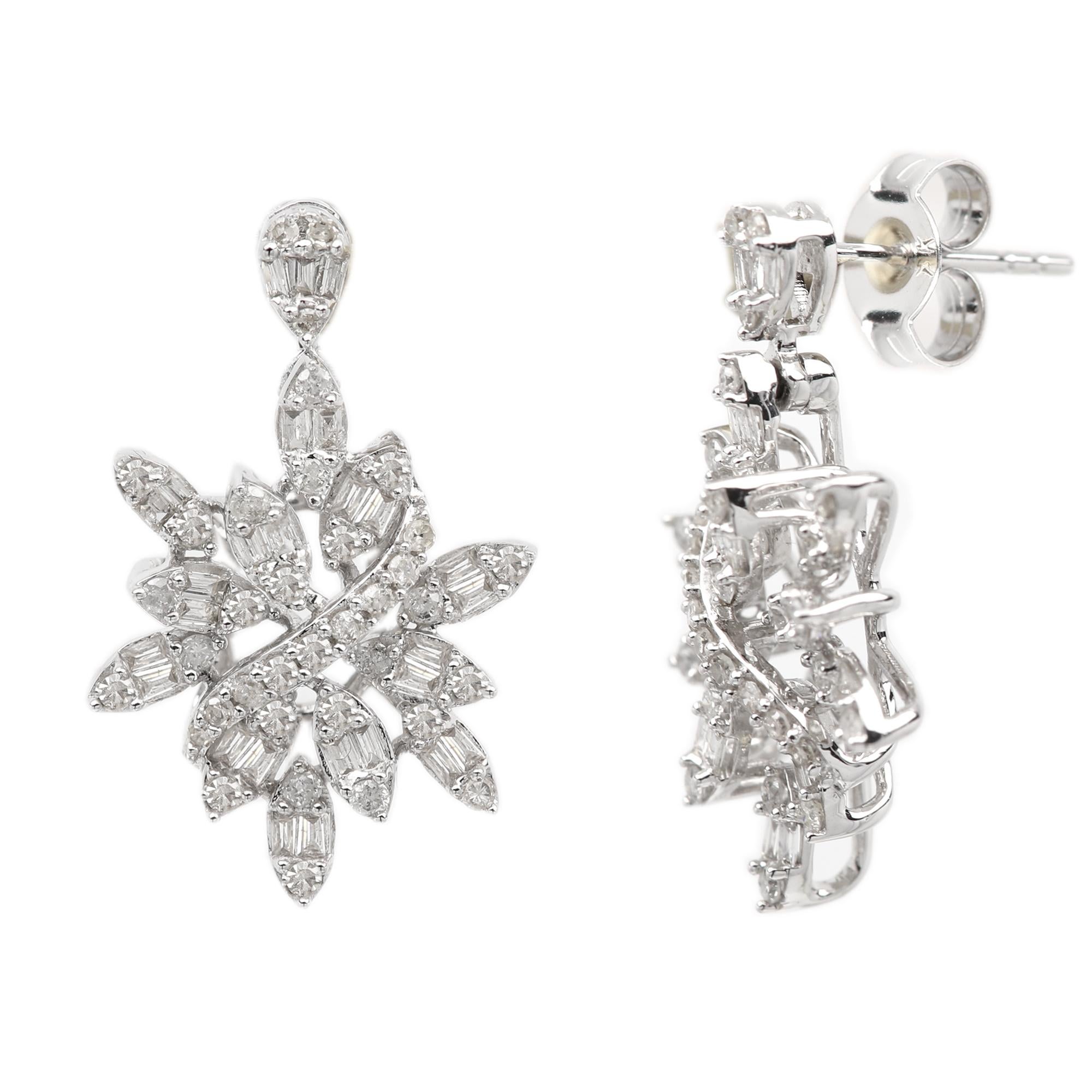 Chandelier Snowflake Diamond Earrings Dangle Diamonds 14 karat White Gold In New Condition In Brooklyn, NY