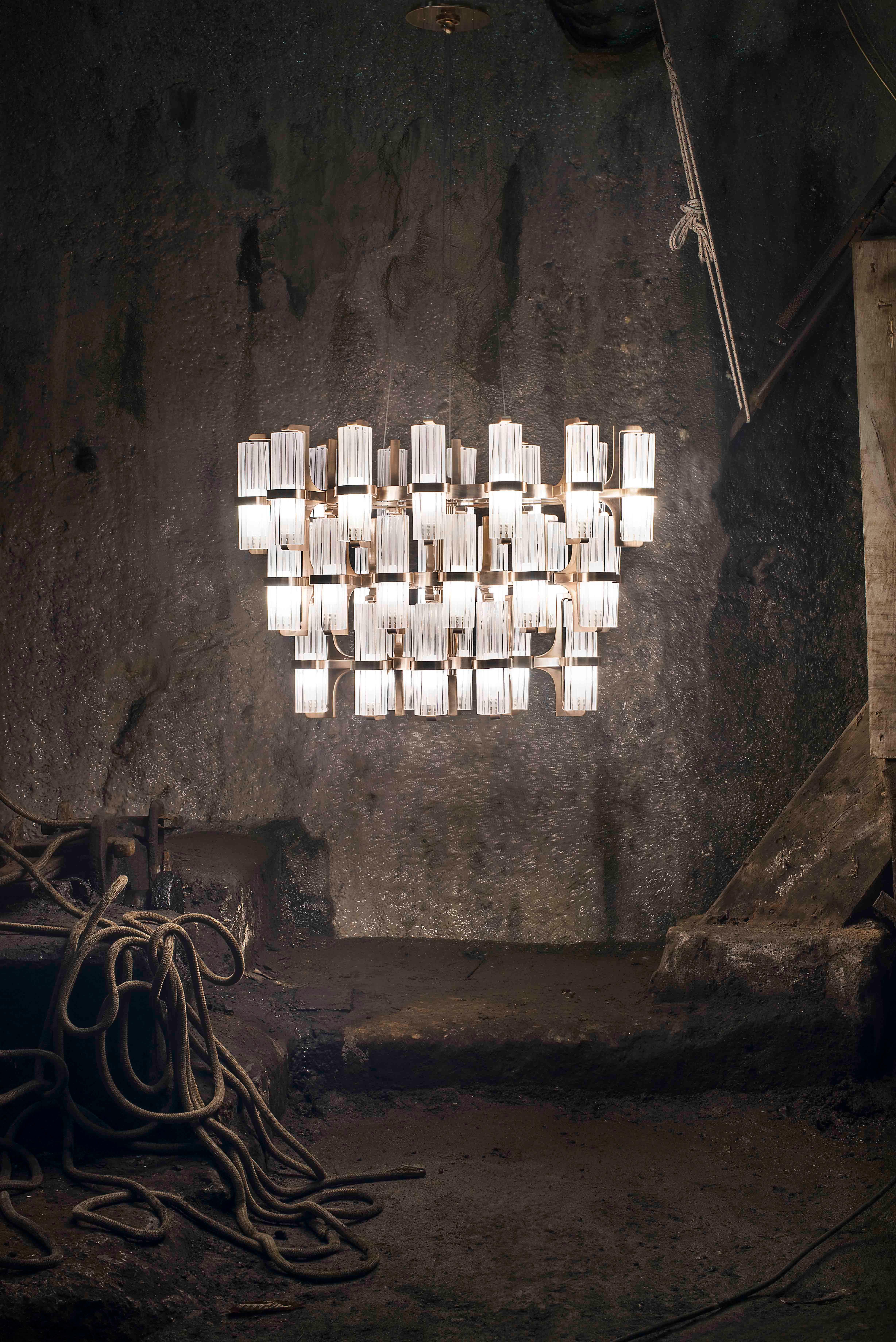 Chandelier from the Soave collection with an oval shape and three planes. Made of metal in a brushed rose gold finish and polished rose gold details, the chandelier stands on adjustable steel cables. Thirty-six lights with beveled crystal shade and