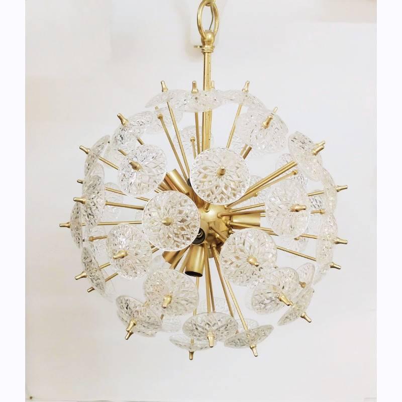 Chandelier in brass and crystal model snowball design of the 1950s by Emil Stejnar and Robert Nikkol for Rupert Nikoll, all in exceptional condition!

Its 12 bulbs and 55 brass spokes are sure to dazzle you.