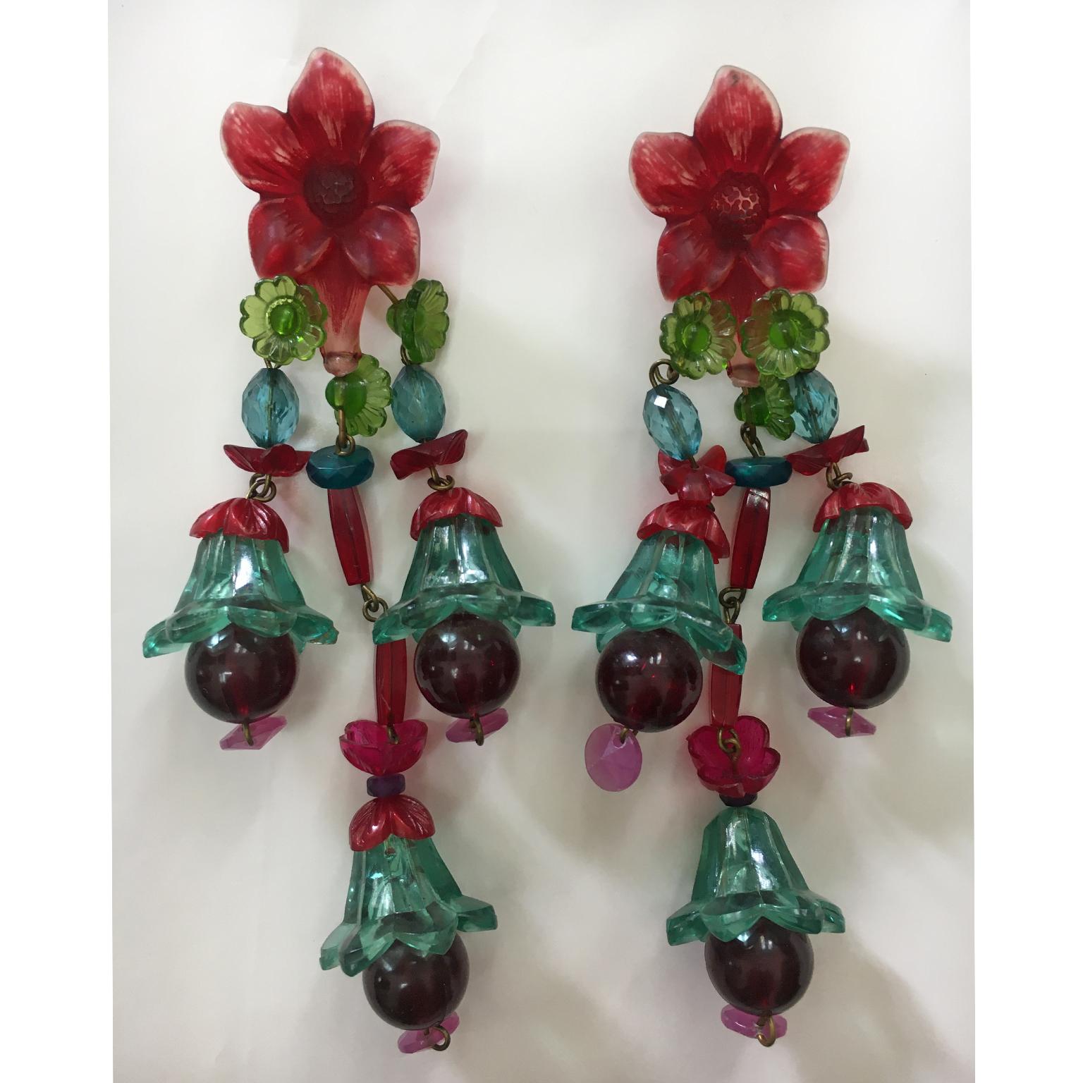 Beautiful vintage clip earrings from circa 1970s. Shades of pink red and green beads assembled with 
flower motif plastic beads in a hanging chandelier pattern. 
Earrings are in good condition. 
Length : 15 cm