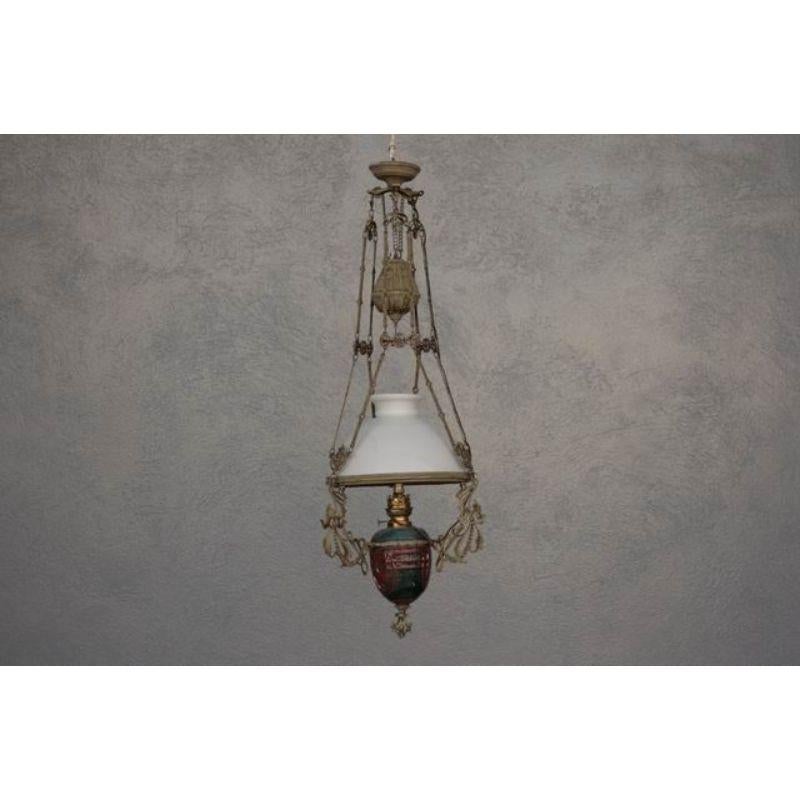Lampadario a sospensione in bronzo e opalina del 1900, alto 124 cm e largo 39 cm.

Informazioni aggiuntive: 
Materiale: Bronzo.
