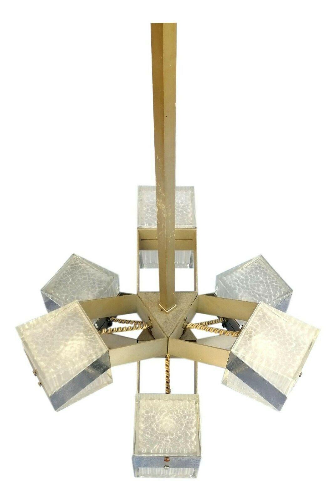 splendido lampadario a sei luci originale degli anni '70, produzione certificata stilkronen, composto da una struttura in alluminio e sei diffusori a forma di cubo in vetro spesso e lavorato, che possono essere aperti sia sopra che sotto

misura