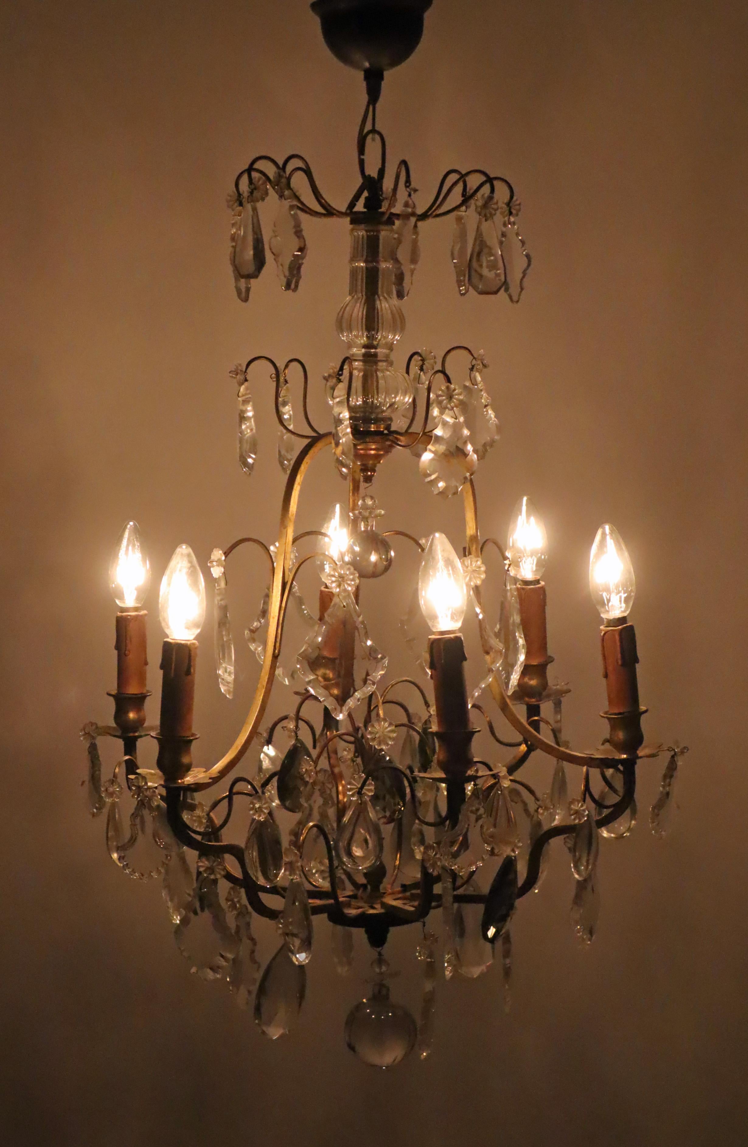 Lampadario con pendenti in cristallo incolore,  Vetro fumé per champagne. in vendita 8