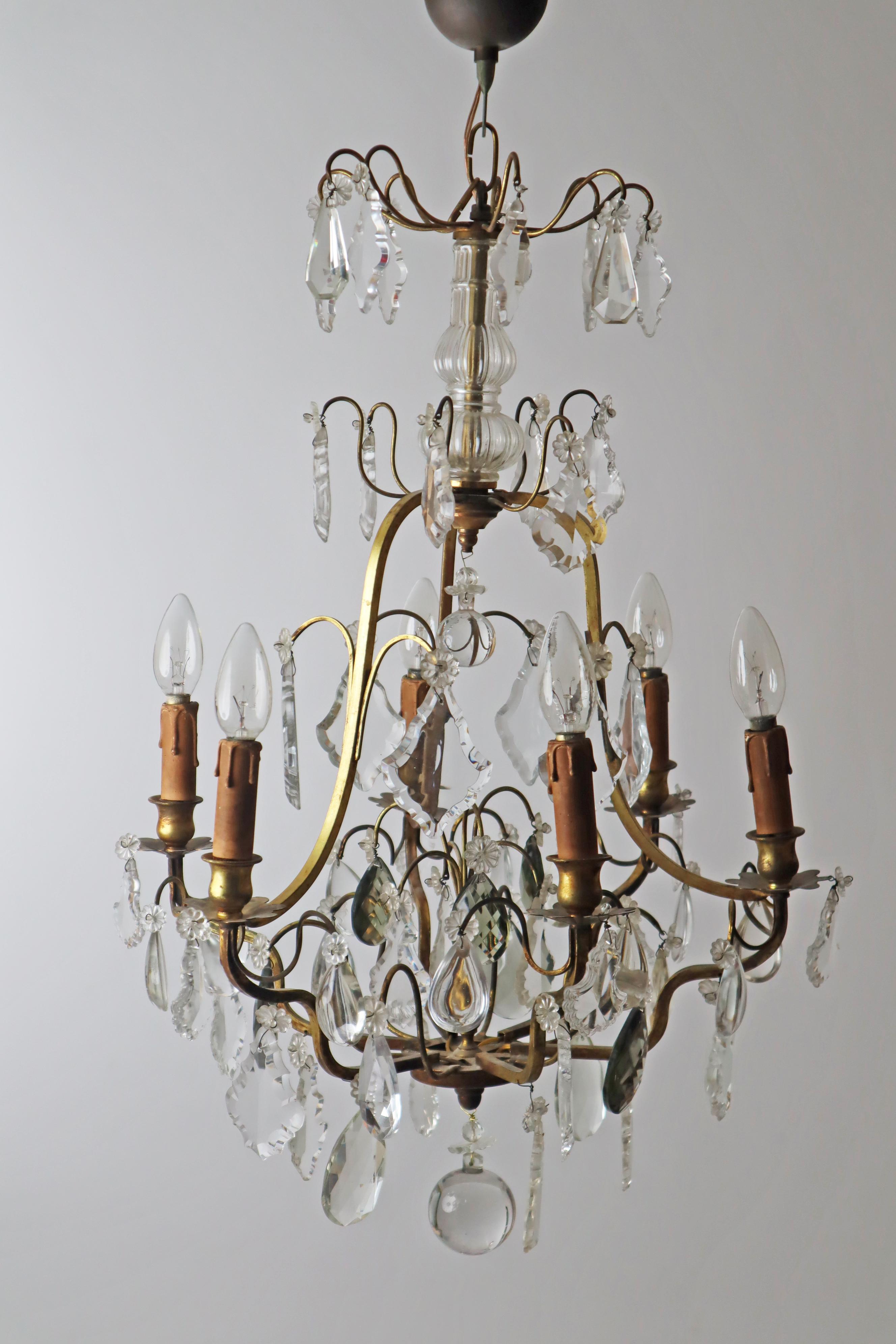 Italiano Lampadario con pendenti in cristallo incolore,  Vetro fumé per champagne. in vendita