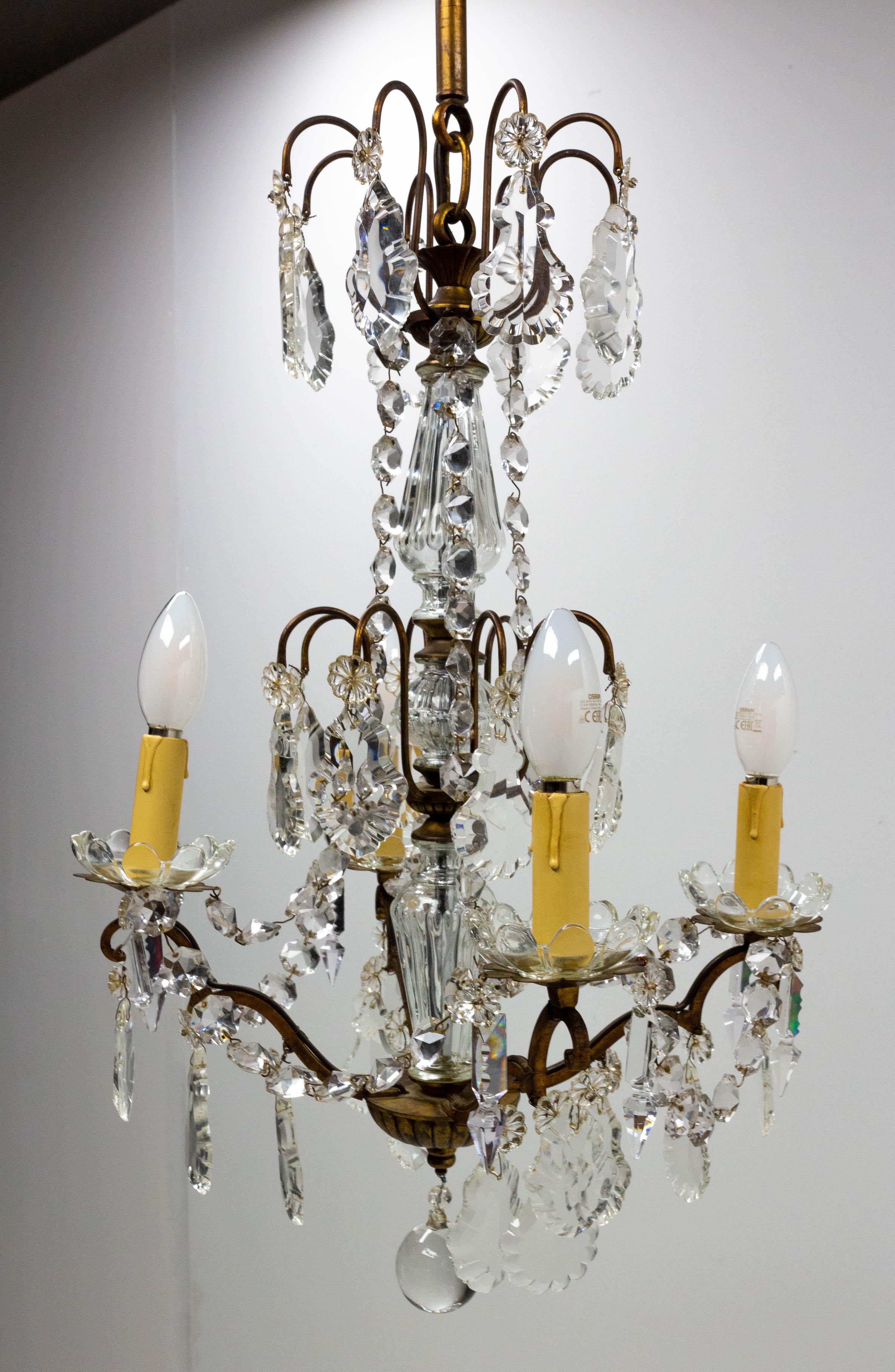 Laiton Lustre avec pendentif en cristal avec gouttes et boules de plafond, milieu du siècle, France en vente